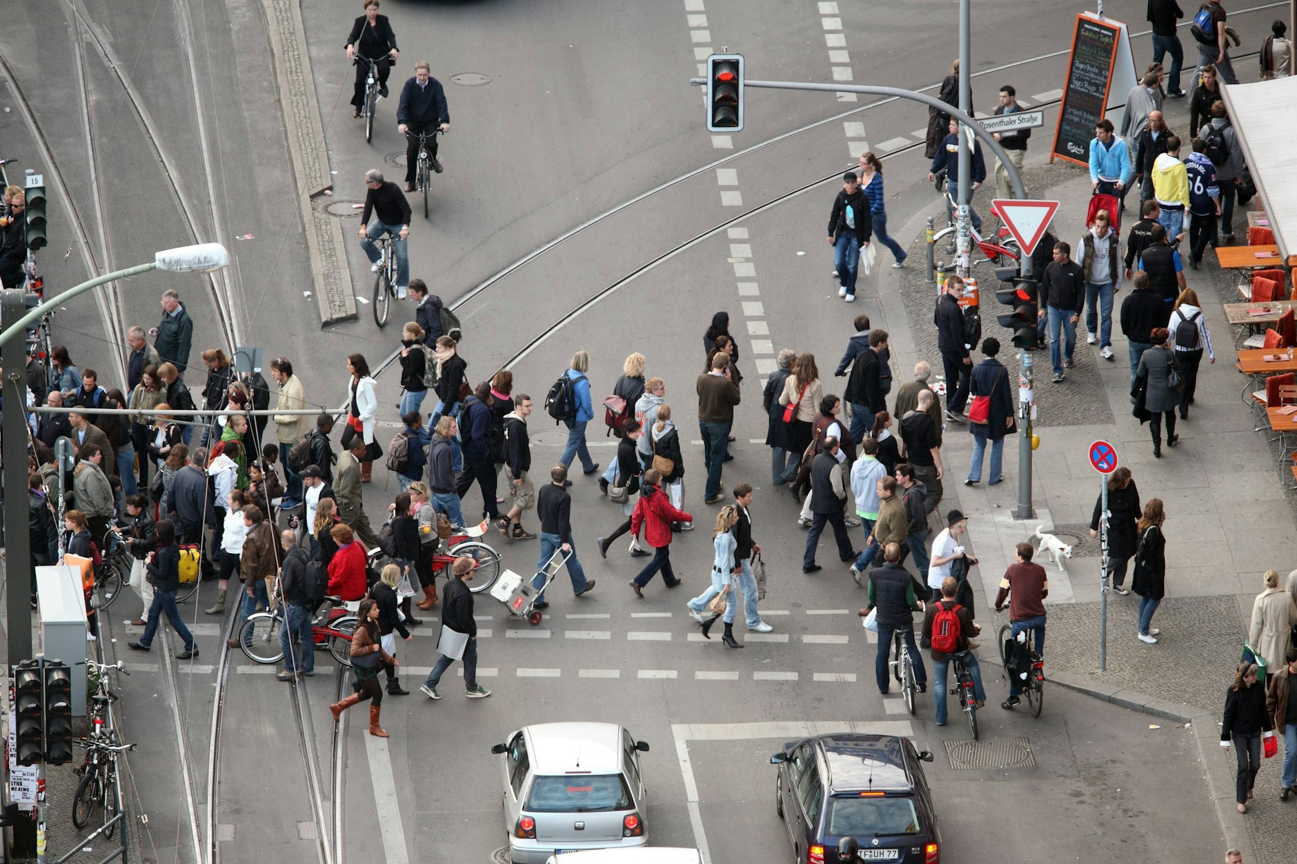 Fußgänger in Berlin. Fast ein Drittel der Wege in der Stadt werden im Gehen zurückgelegt.