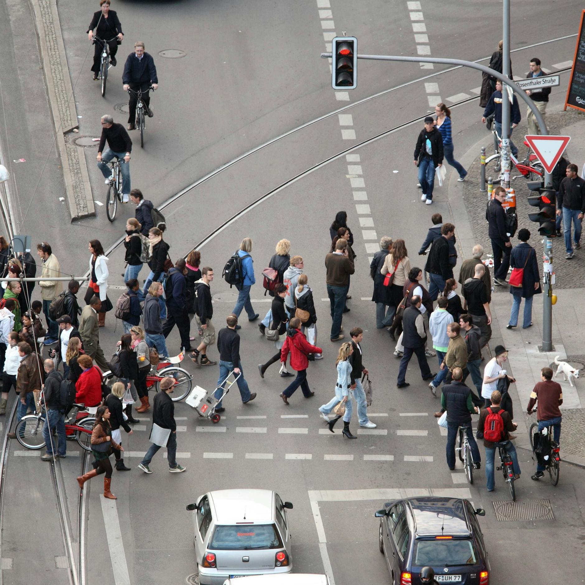 Image - Mehr Platz für Fußgänger in Berlin: Wann kommt die autofreie Ausgehmeile?