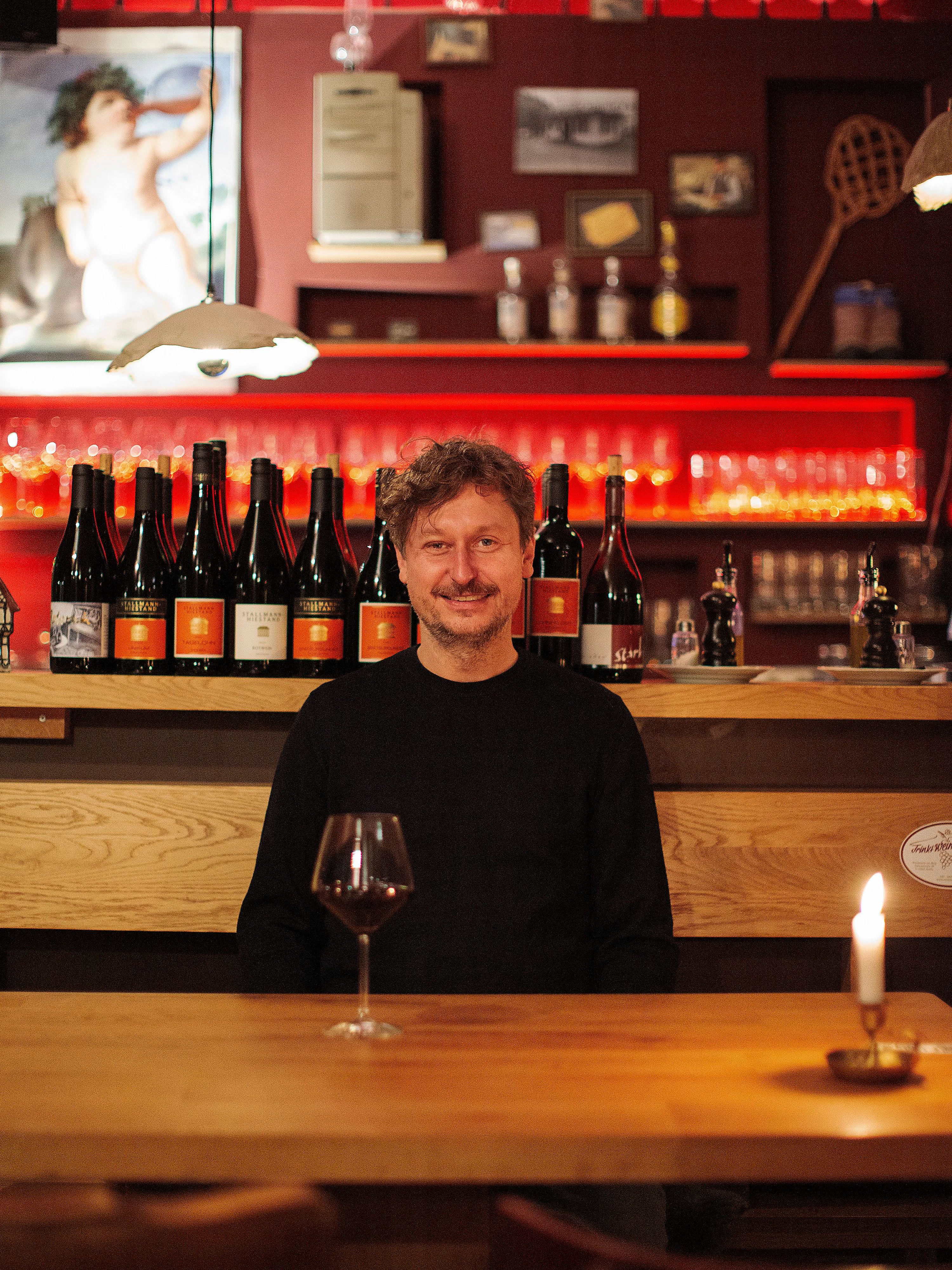 Tomasz Dorniak trinkt Wein.