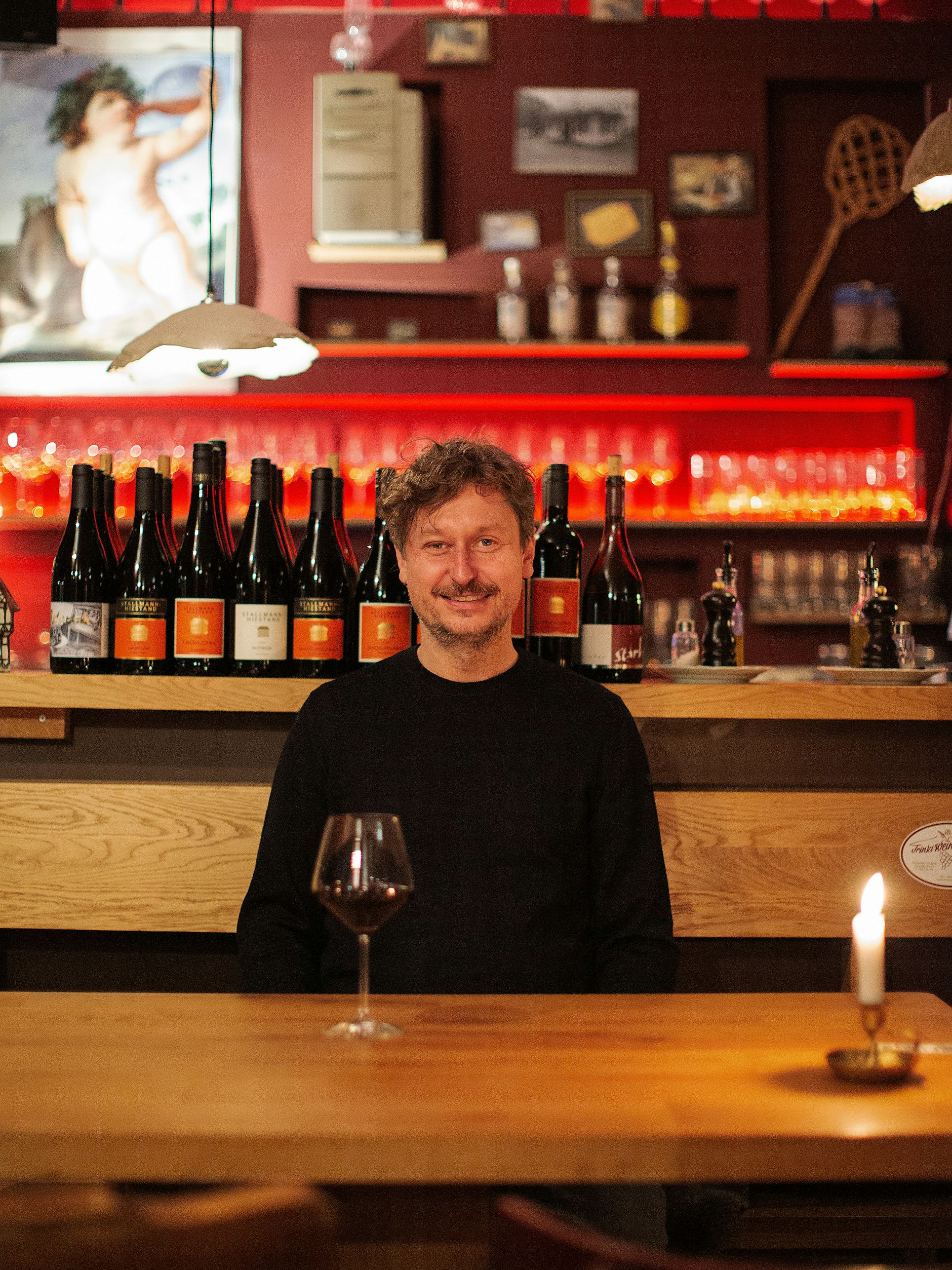 Tomasz Dorniak trinkt Wein.