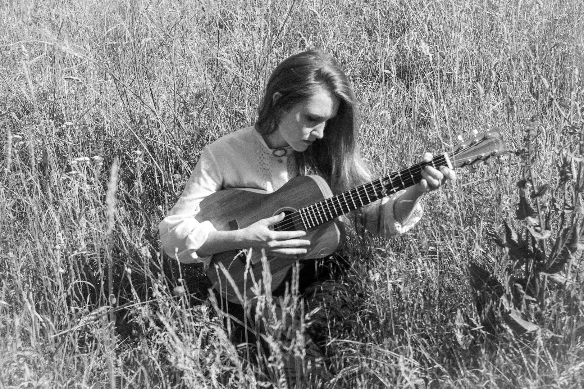 Idyllisch wie in Brandenburg: Stella Sommer zupft die Klampfe.