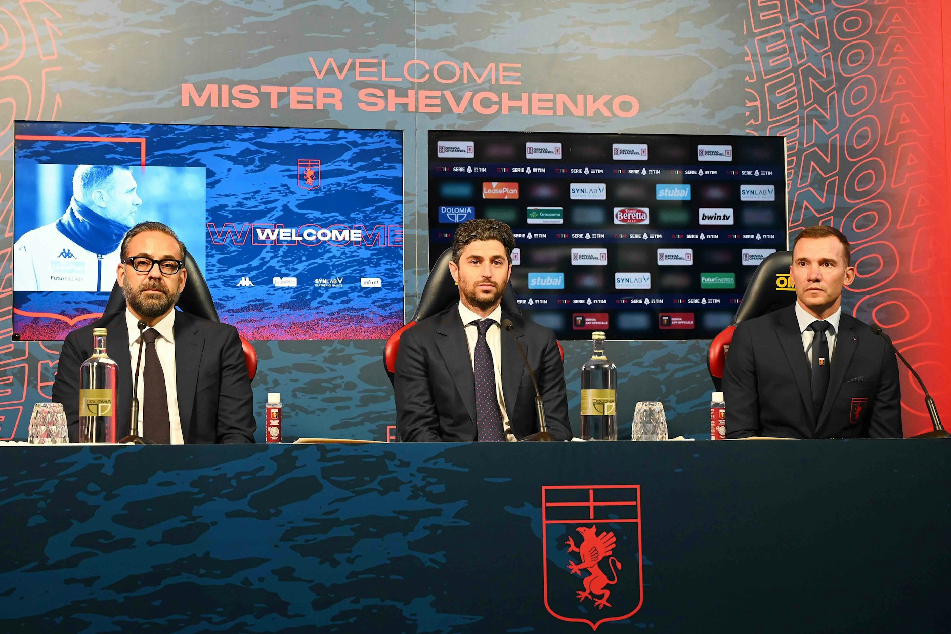 Gerne mittendrin: Herthas potenzieller neuer Investor Josh Wander (M.) präsentierte nach dem Genua-Kauf den neuen Chefrainer Andrij Schewtschenko (r.) persönlich.