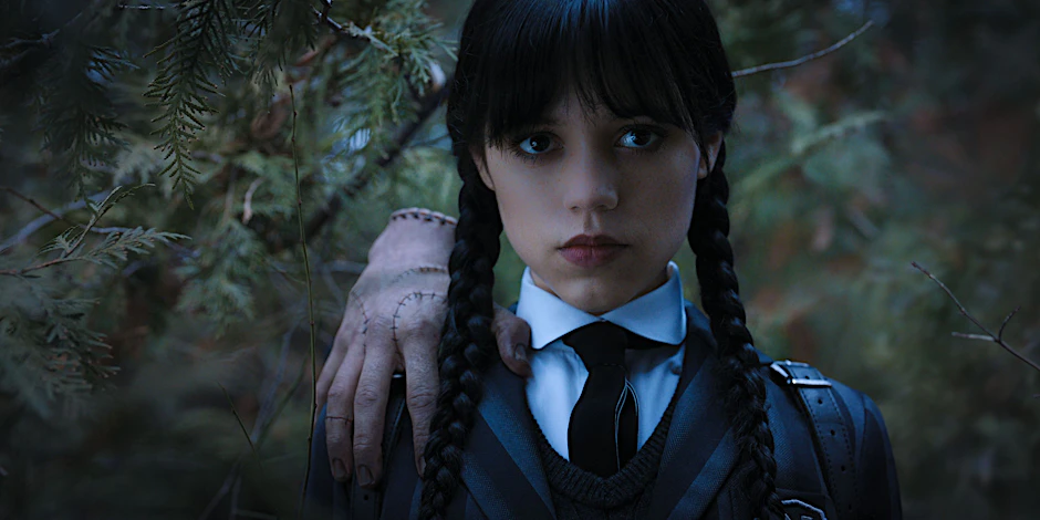 Wednesday Addams (Jenna Ortega) mit ihrem treuen Begleiter Eiskaltes Händchen