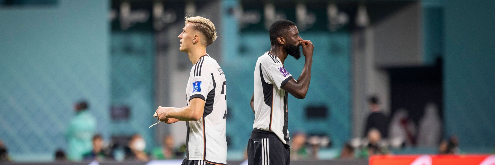 Nico Schlotterbeck und Antonio Rüdiger (r.) spielten überheblich bis arrogant und halfen kräftig mit, dass Japan 2:1 gegen Deutschland zum WM-Auftakt gewann.