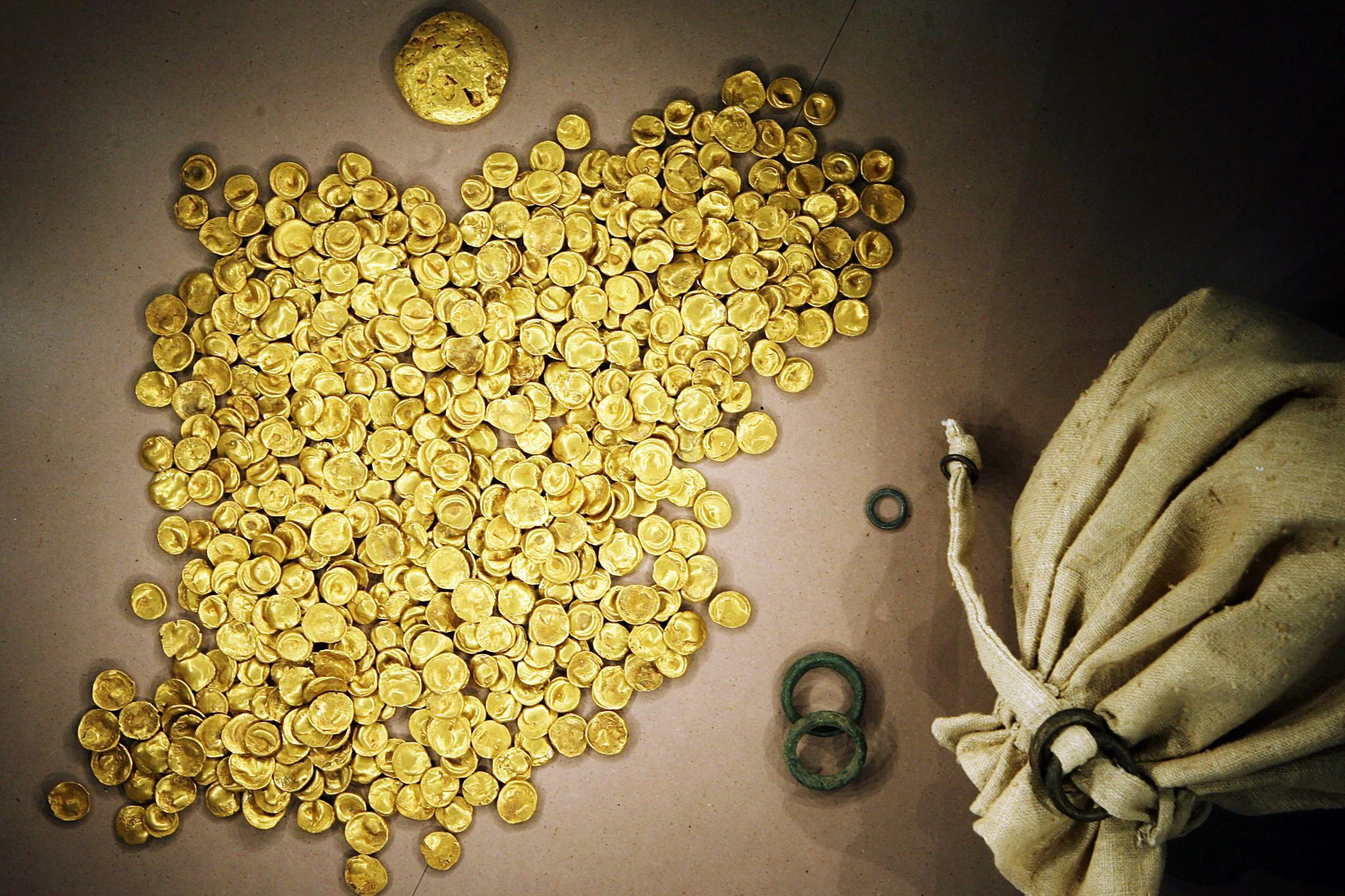 Nur neun Minuten soll der Einbruch im Kelten- und Römer-Museum gedauert haben, um Hunderte Goldmünzen zu stehlen.