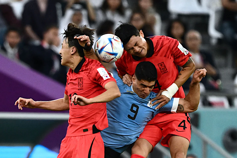 In der südkoreanischen Zange: Uruguays Luis Suárez.