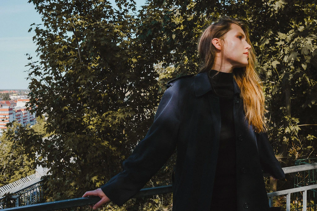 Tränen am Grab von Elvis: Stella Sommer und ihre LP „Silence Wore A Silver Coat“