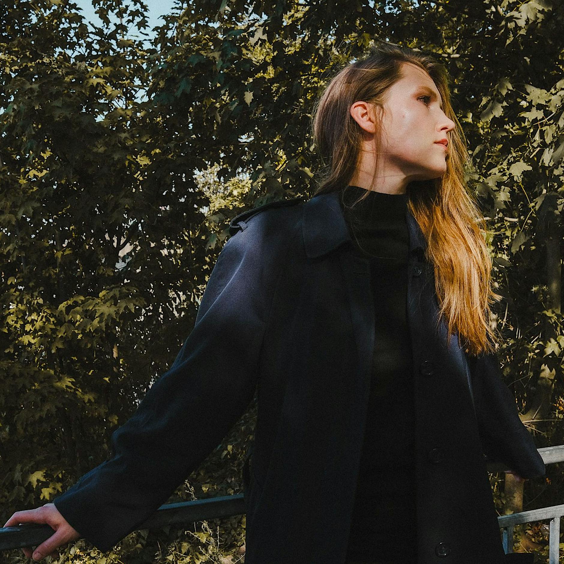 Tränen am Grab von Elvis: Stella Sommer und ihre LP „Silence Wore A Silver Coat“