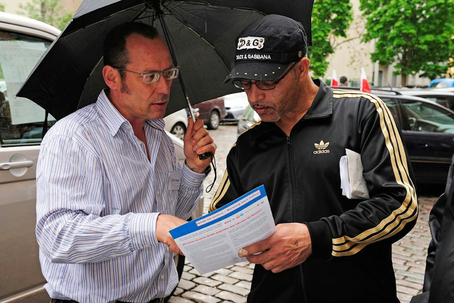 Frank Steger (l.) an einem der Berliner Arbeitslosenhilfe-Beratungsbusse.