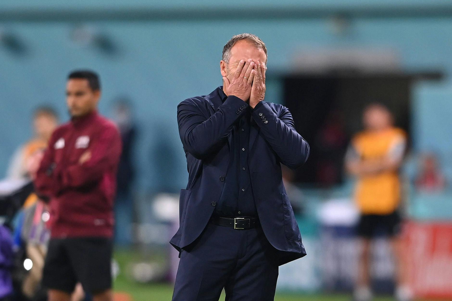 Hansi Flick kann nicht glauben, was er von seiner Mannschaft zu sehen bekommt.