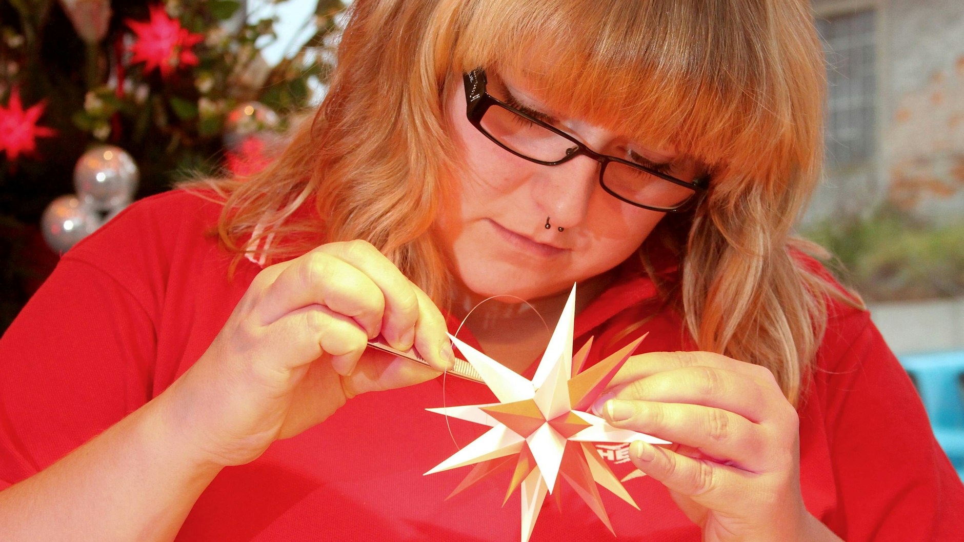 In Kleinarbeit bauen die Mitarbeiter die Sterne zusammen.