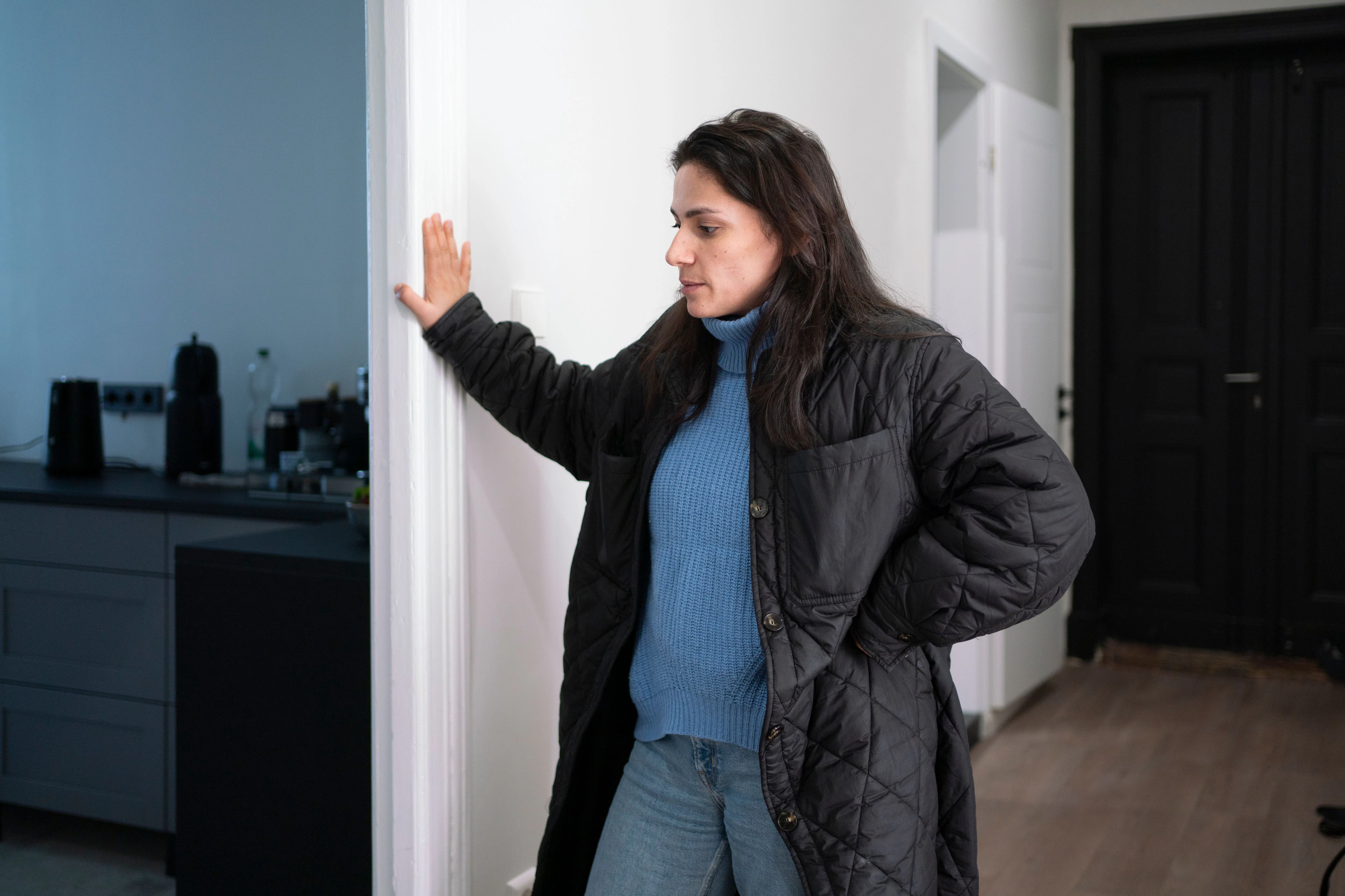 Halima Ilter in der Wohnung ihrer Mutter in Schöneberg. Die Familie will gegen die Kündigung des Mietvertrags nach einer Renovierung in Berufung gehen.