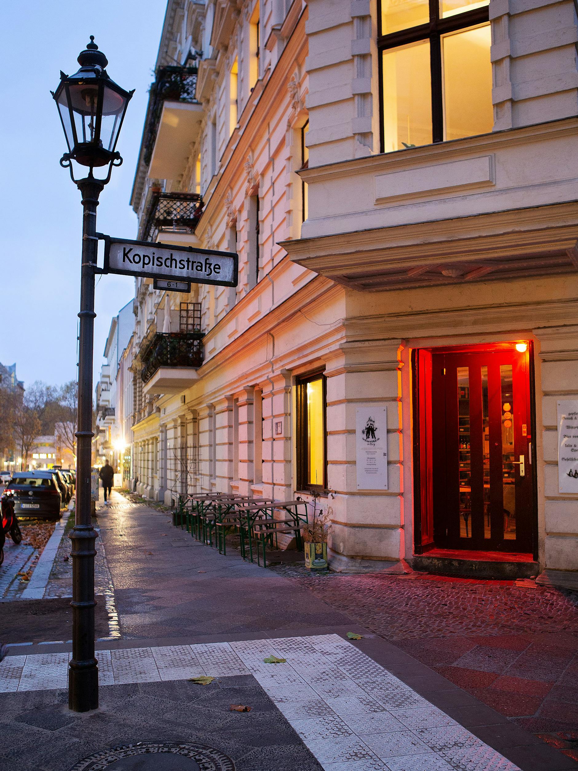 Die Tür in den Weinverein Kreuzberg.