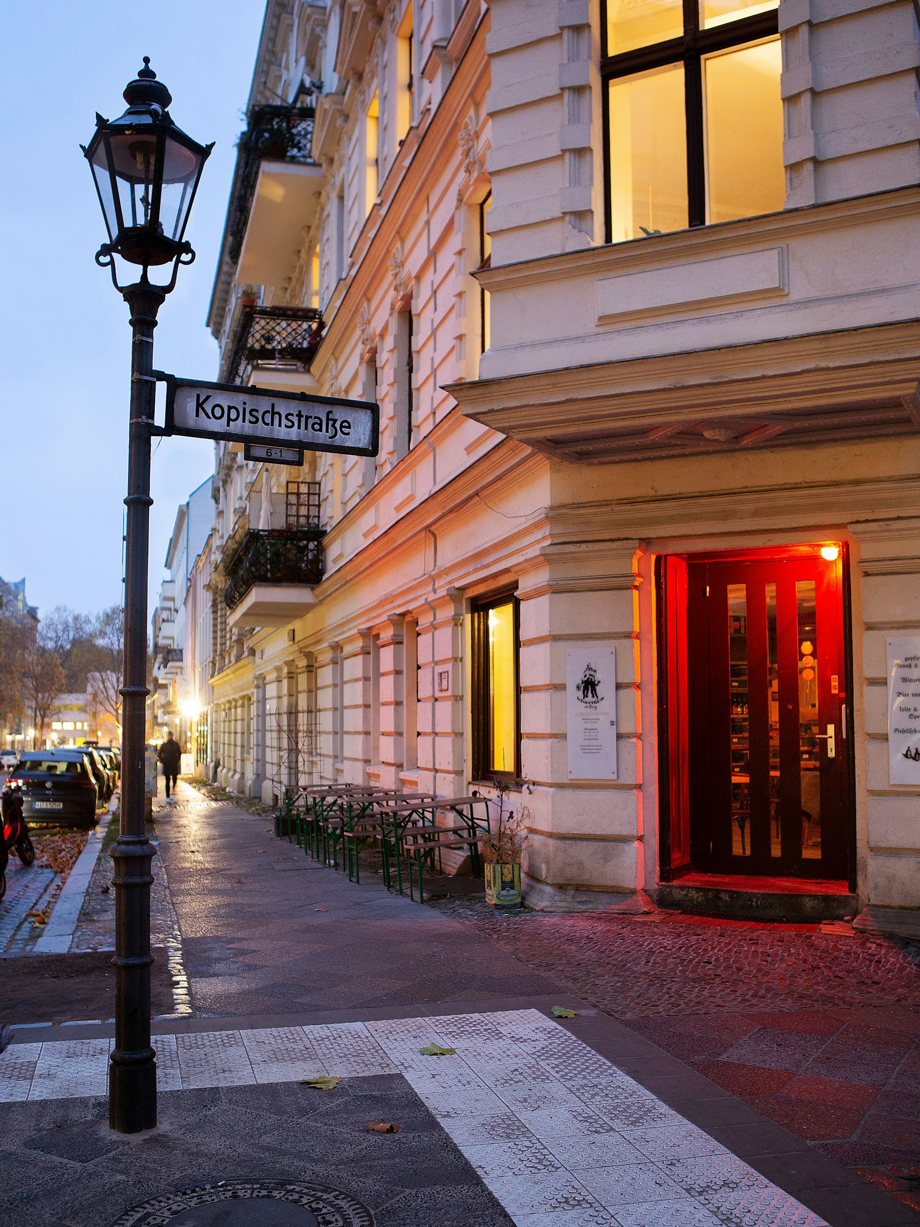 Die Tür in den Weinverein Kreuzberg.