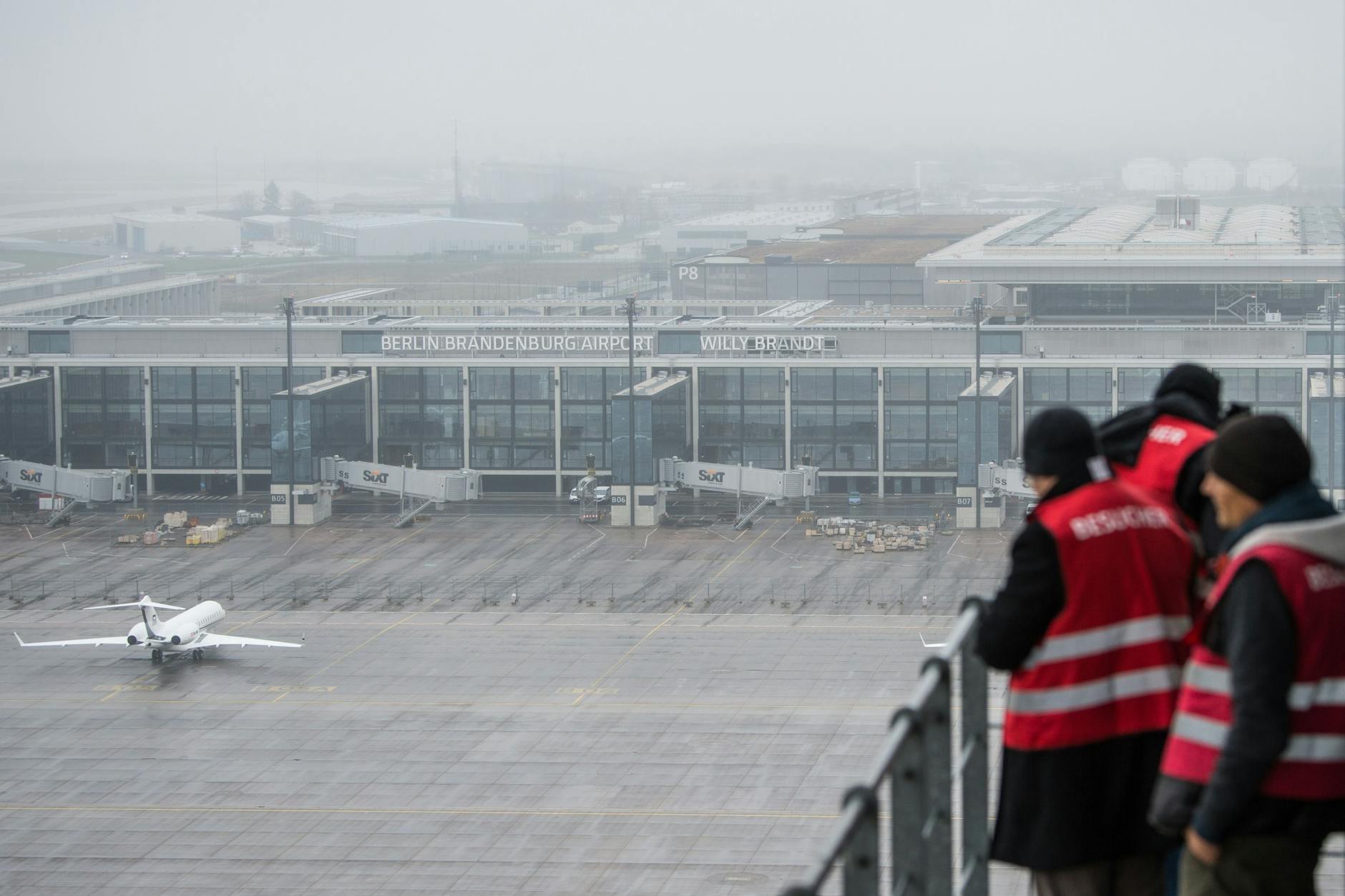 Das Rollfeld des Flughafen BER. Klima-Aktivisten der „Letzten Generation“ verschafften sich am Donnerstagnachmittag unbefugt Zugang. 