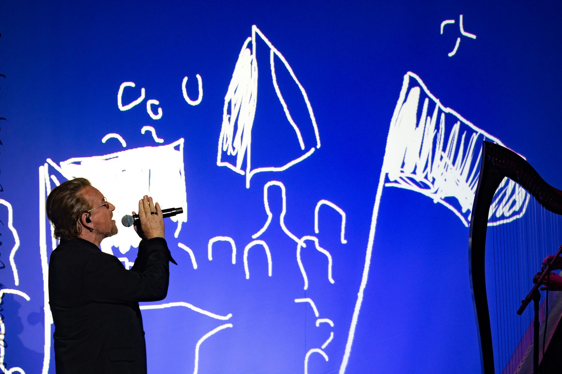 Bono auf der Bühne im Olympia Theatre in Dublin bei der Performance zu seinen Memoiren.