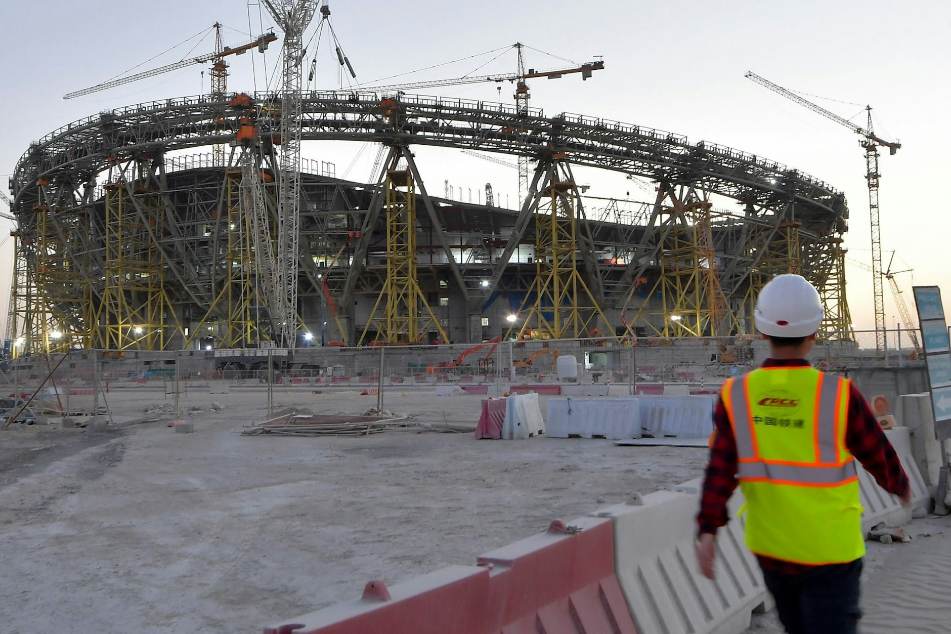Ein Arbeiter beim Stadionbau in Katar.