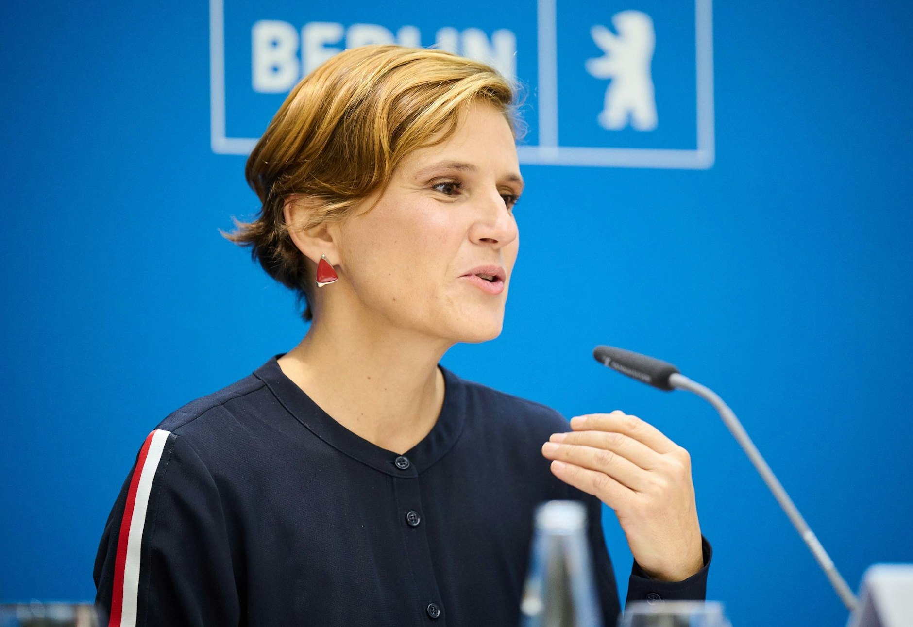 ARCHIV - Katja Kipping (Die Linke), Berliner Senatorin für Integration, Arbeit und Soziales, bei einer Presskonferenz im September 2022.  
