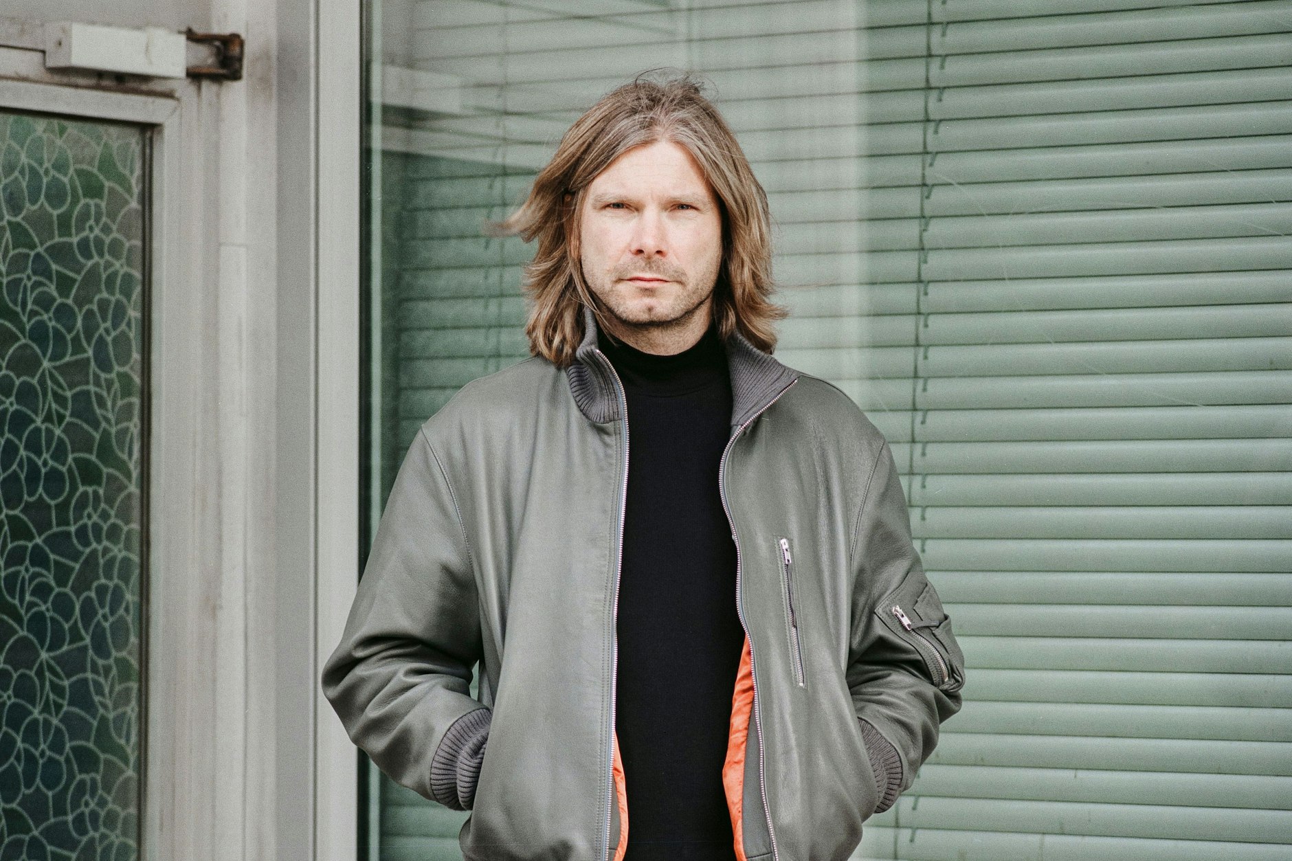 Vor einem alten Plattenbau in Friedrichshain: Marcel Dettmann.