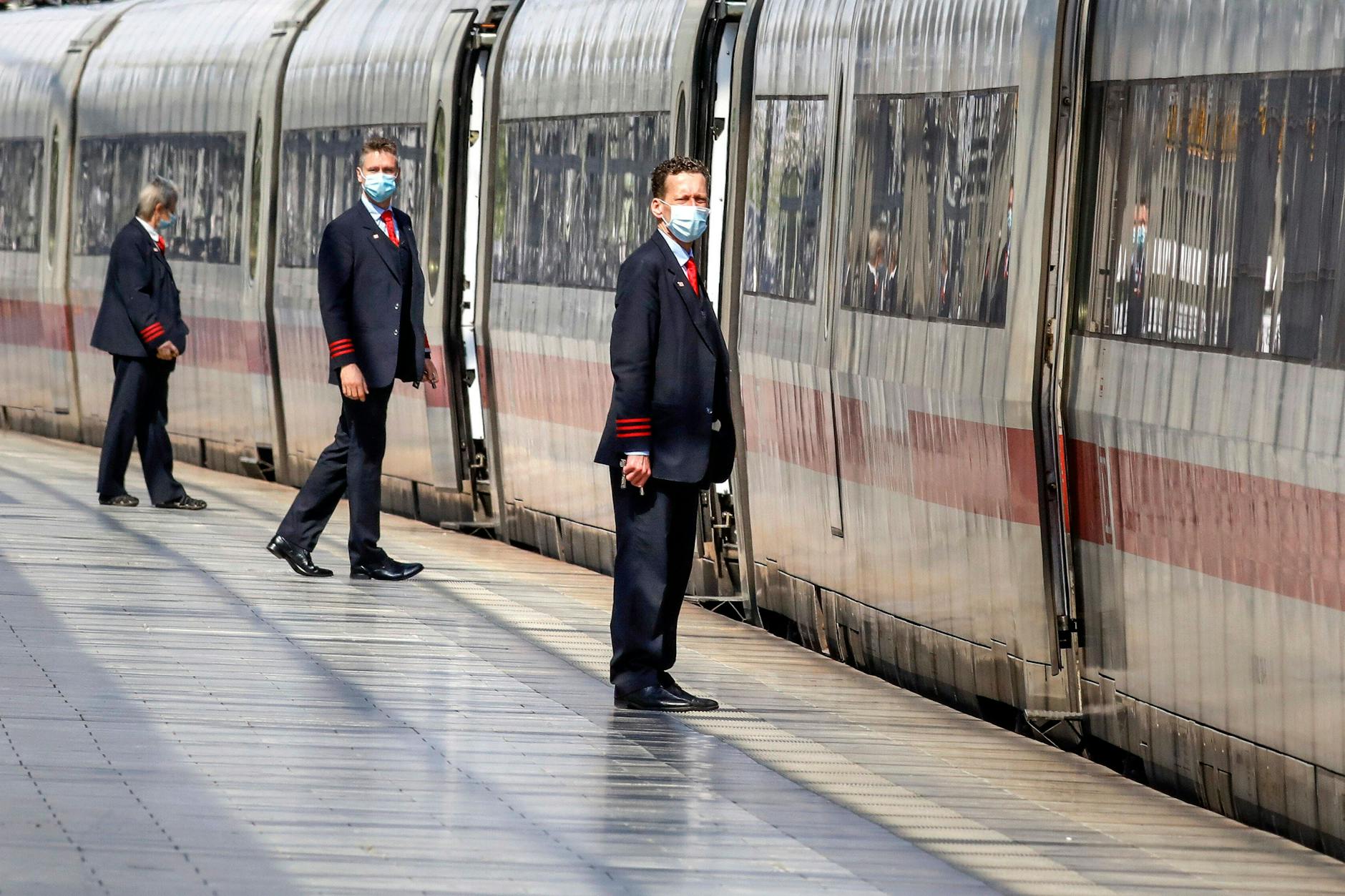 Startklar für die Reise: Zugbegleiter der Deutschen Bahn.