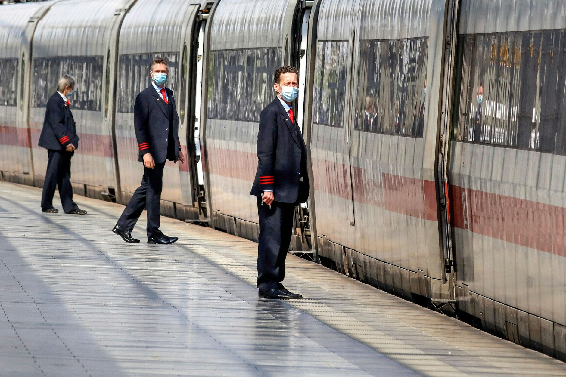 Startklar für die Reise: Zugbegleiter der Deutschen Bahn.
