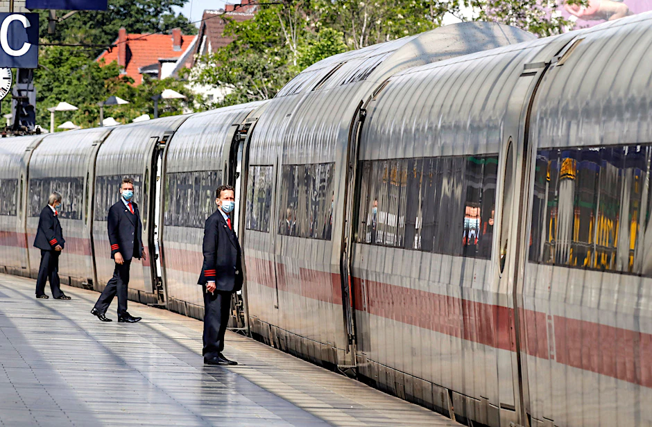Startklar für die Reise: Zugbegleiter der Deutschen Bahn.