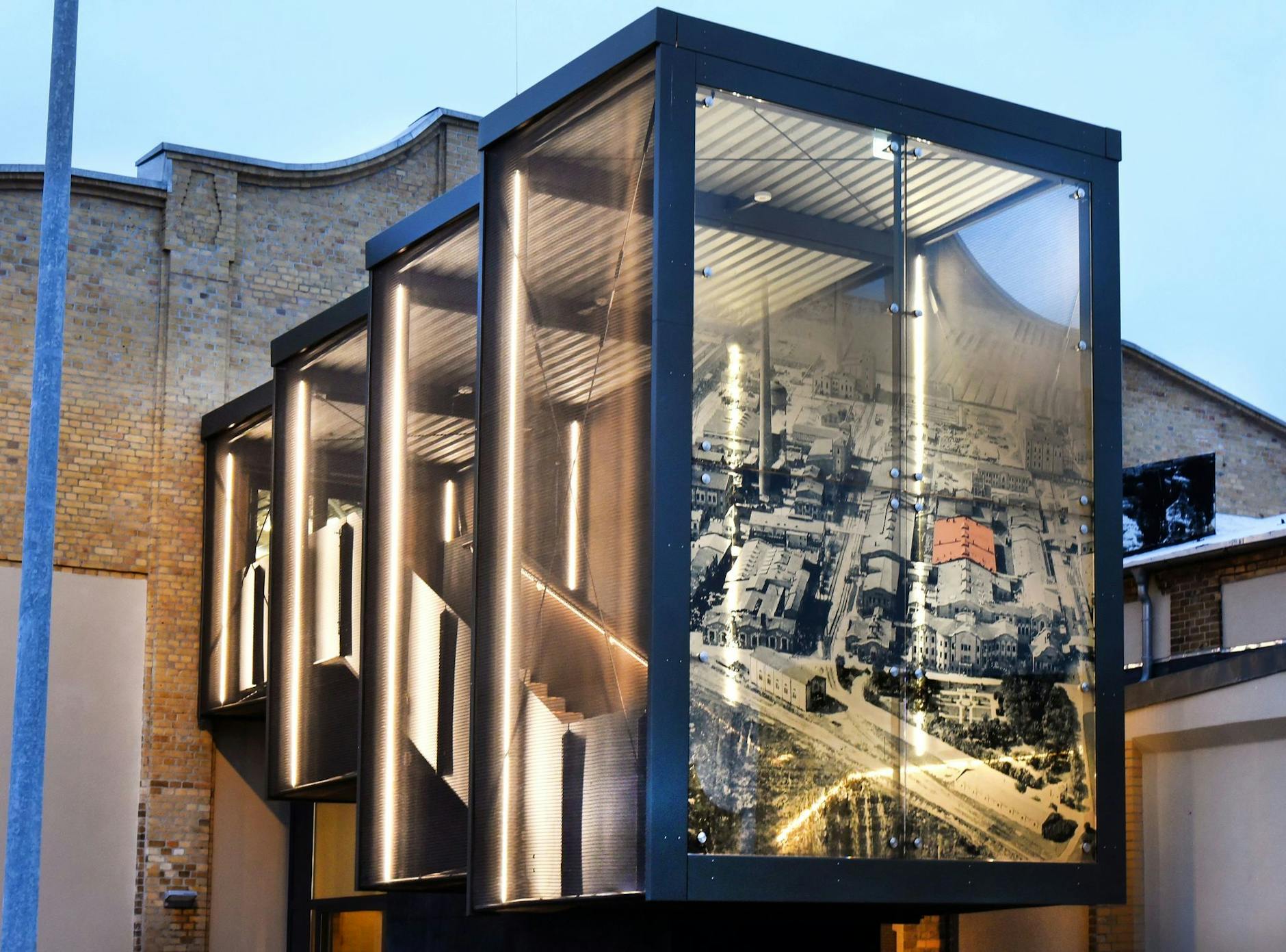 PRODUKTION - Blick auf ein neues Treppenhaus in Form einer historischen Plattenkamera.