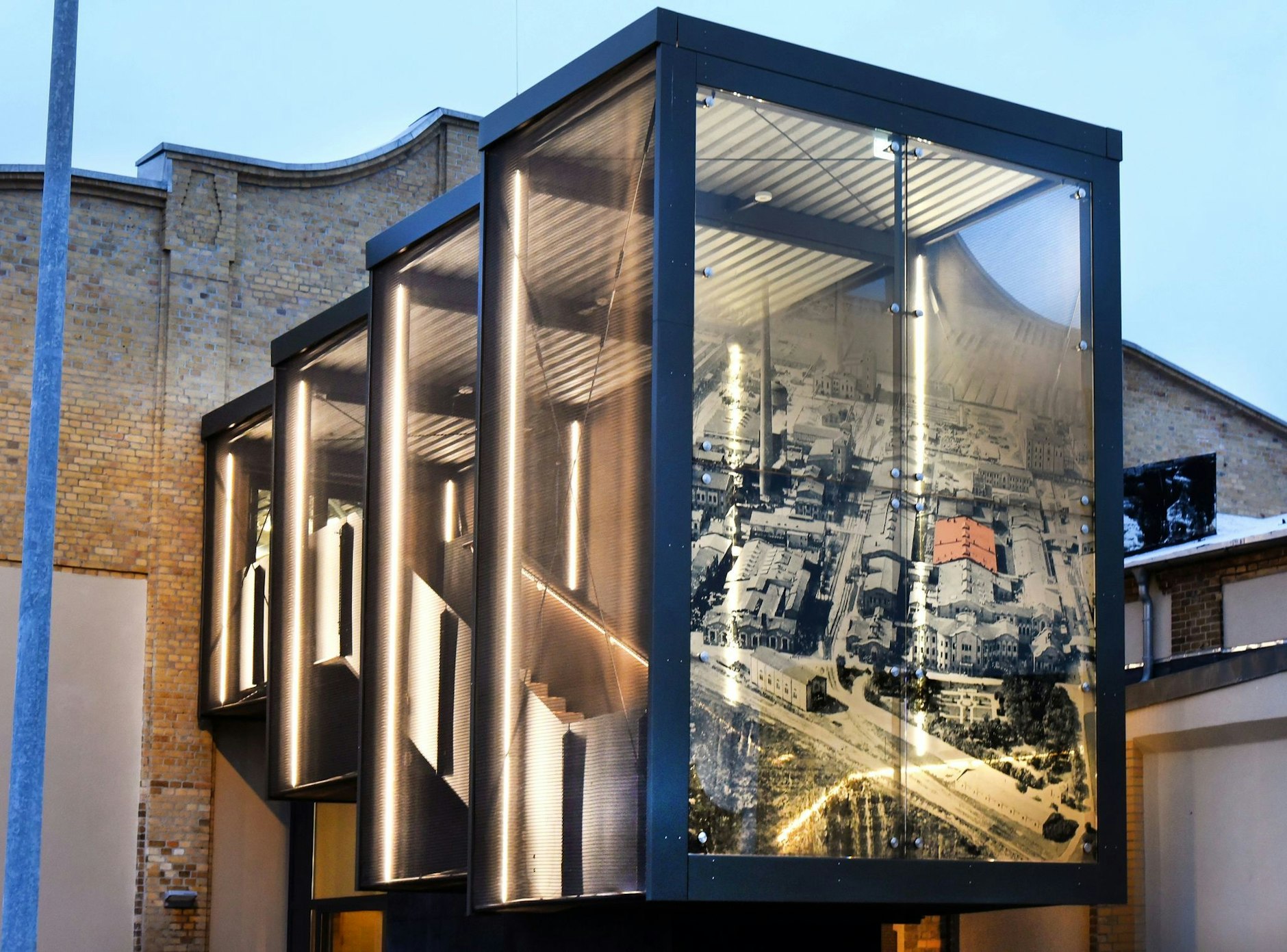 PRODUKTION - Blick auf ein neues Treppenhaus in Form einer historischen Plattenkamera.  