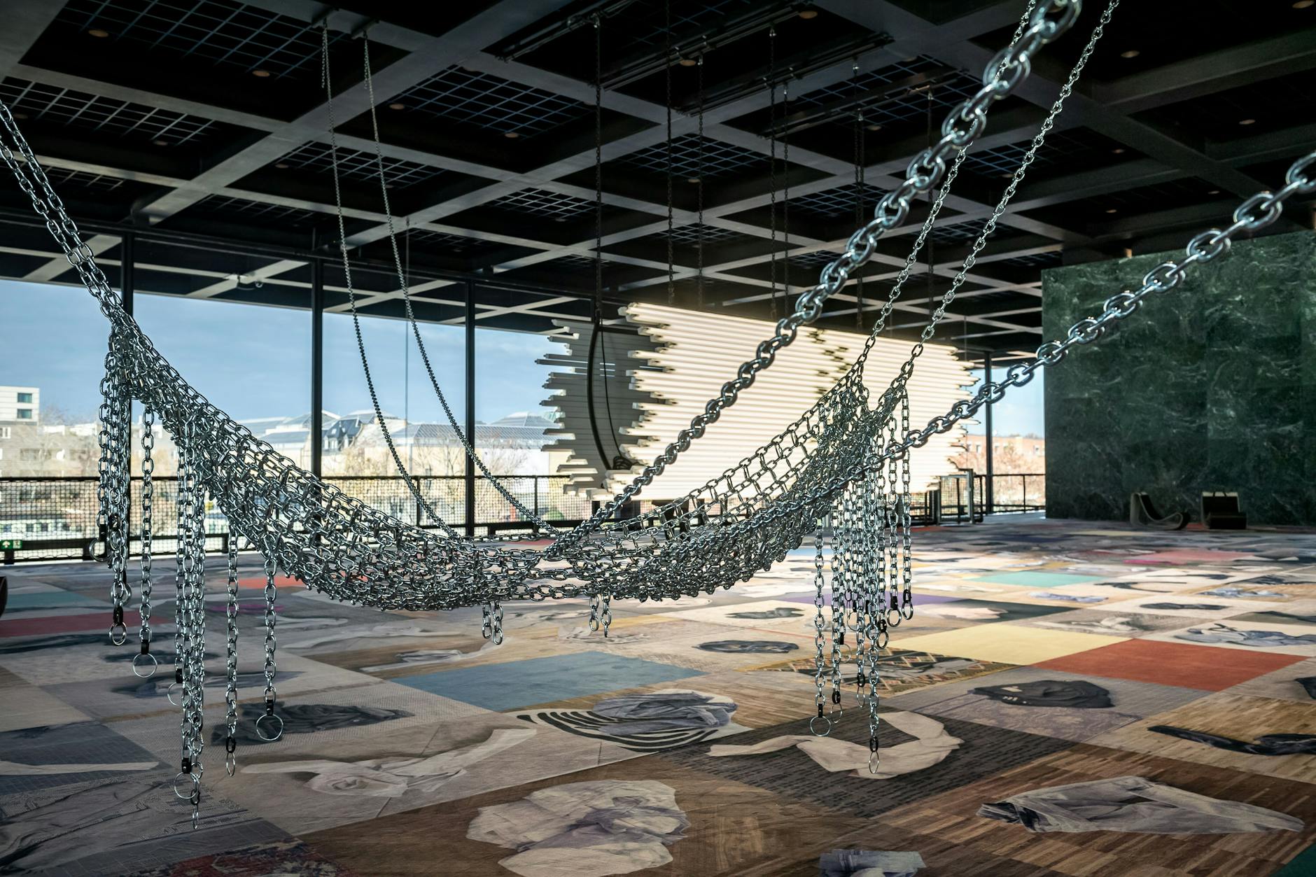 Macht, Sex, Spiel und bizarre Partyszene: Bonvicinis Kampfansage an eine noch immer männlich dominierte Kunstwelt.