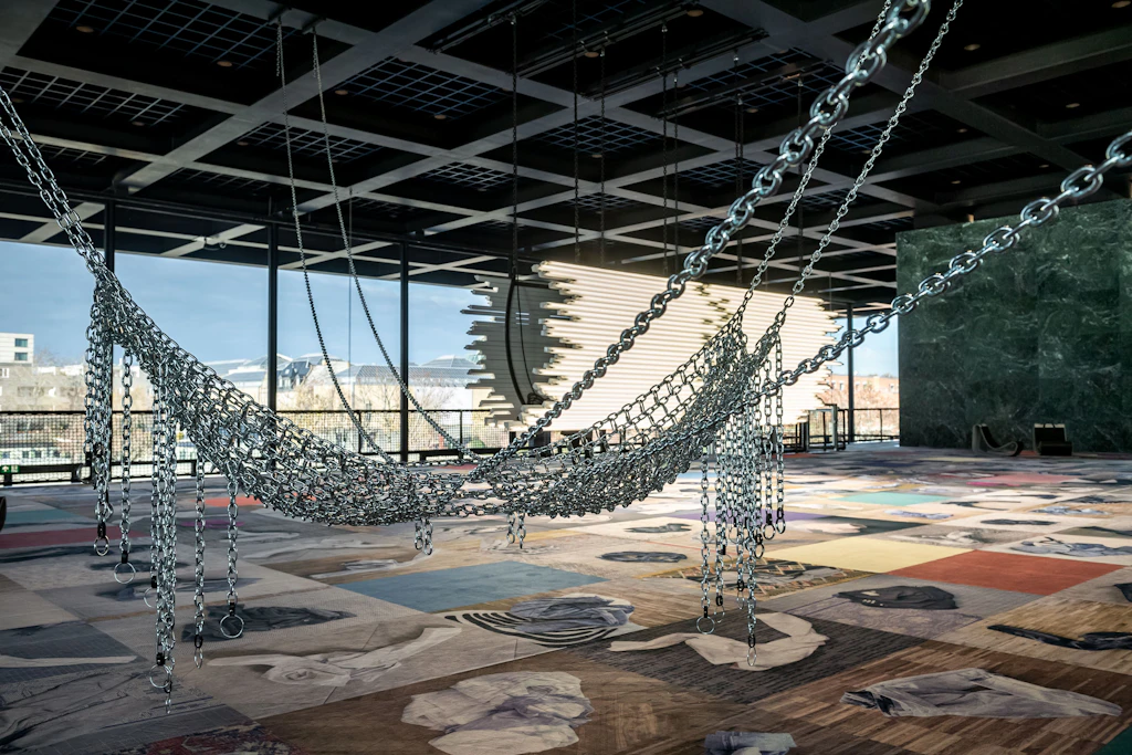 Monica Bonvicinis zärtlich-brutaler Tempelsturm in der Neuen Nationalgalerie