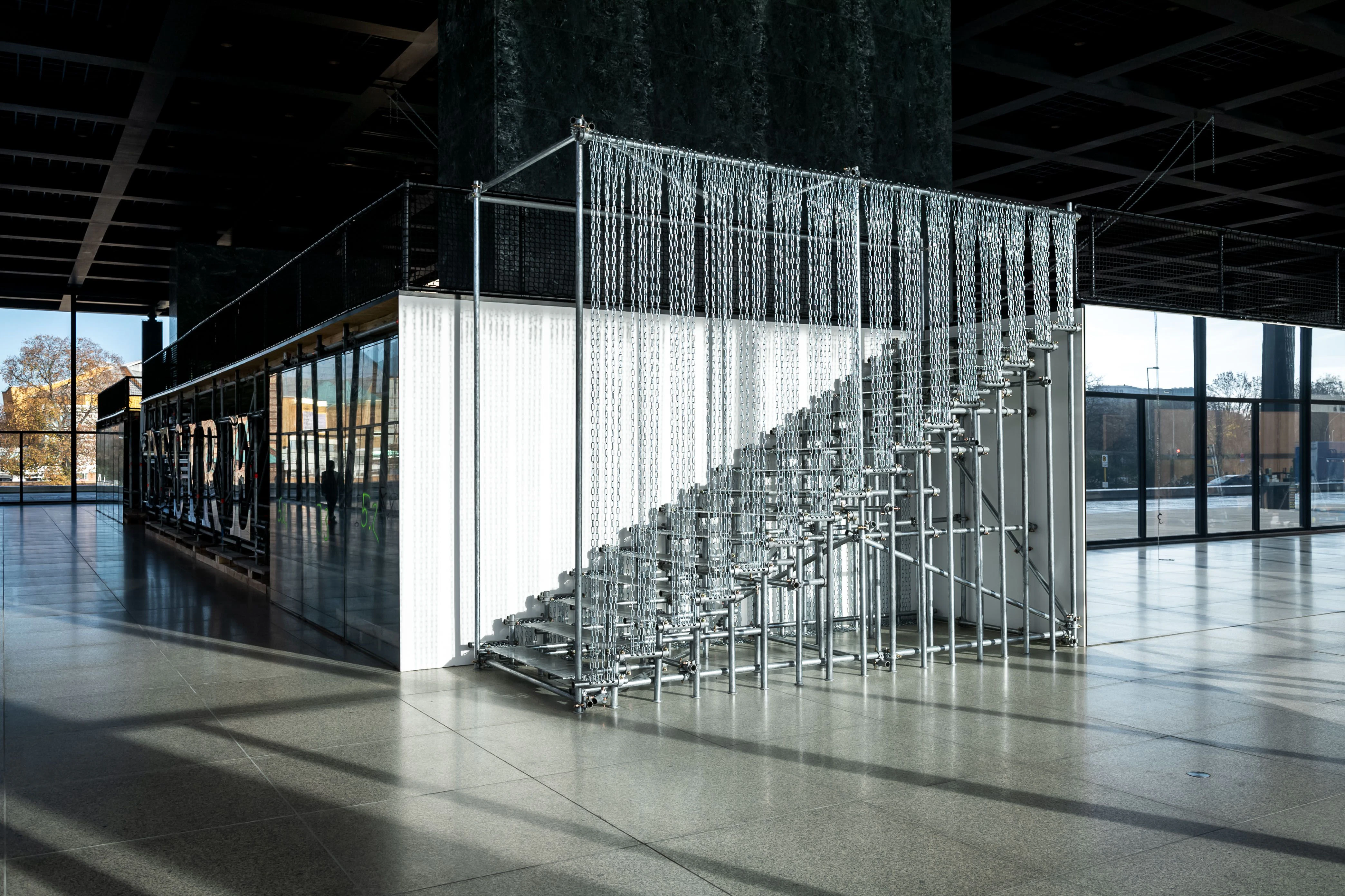 Brachial implantiert ins Mies-Heiligtum: „Scale of Things (to come)“, Bonvicinis Treppenskulptur aus Stahlrohren und Metallketten von 2010. Sie führt hoch zum „Upper Floor“.