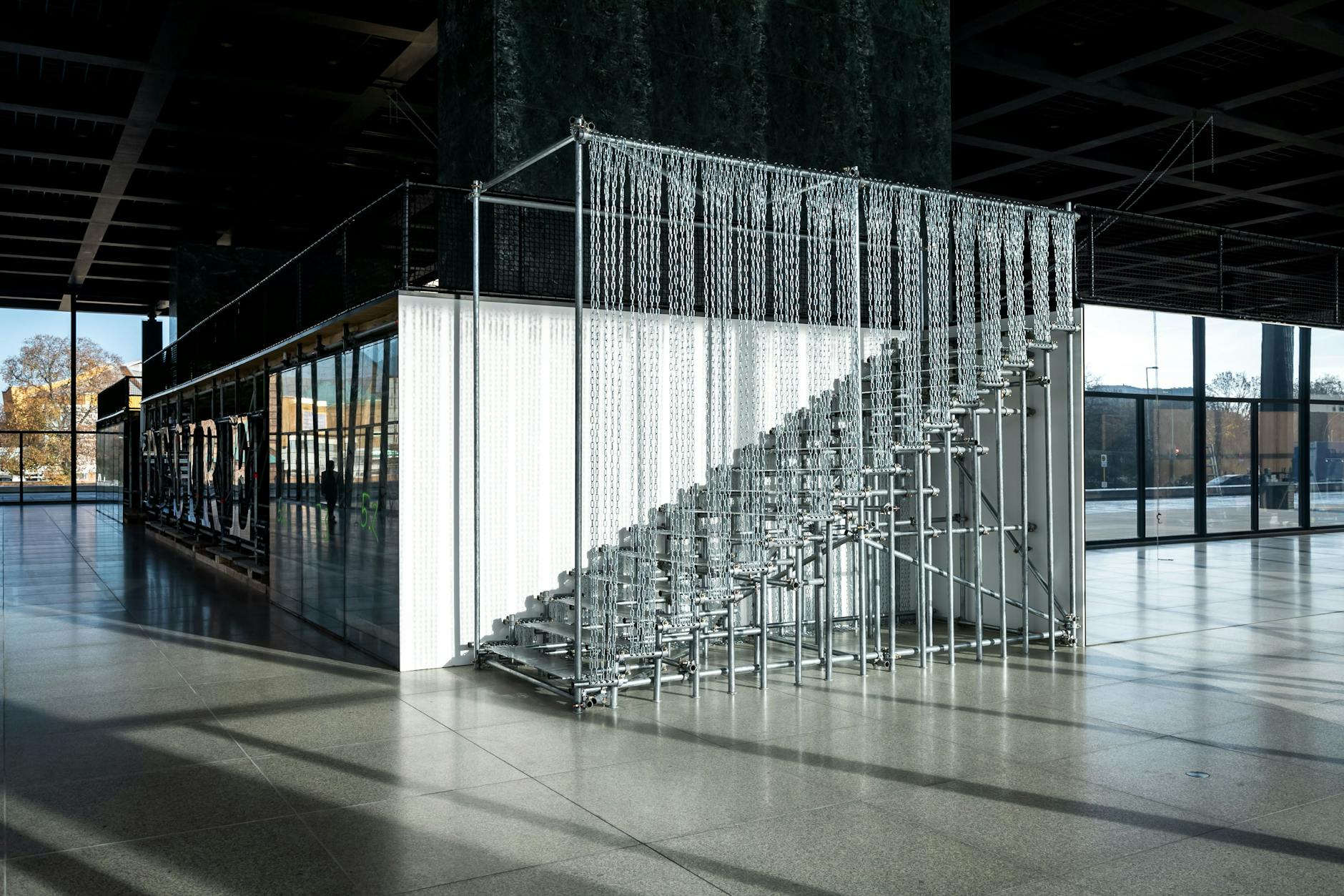 Brachial implantiert ins Mies-Heiligtum: „Scale of Things (to come)“, Bonvicinis Treppenskulptur aus Stahlrohren und Metallketten von 2010. Sie führt hoch zum „Upper Floor“.