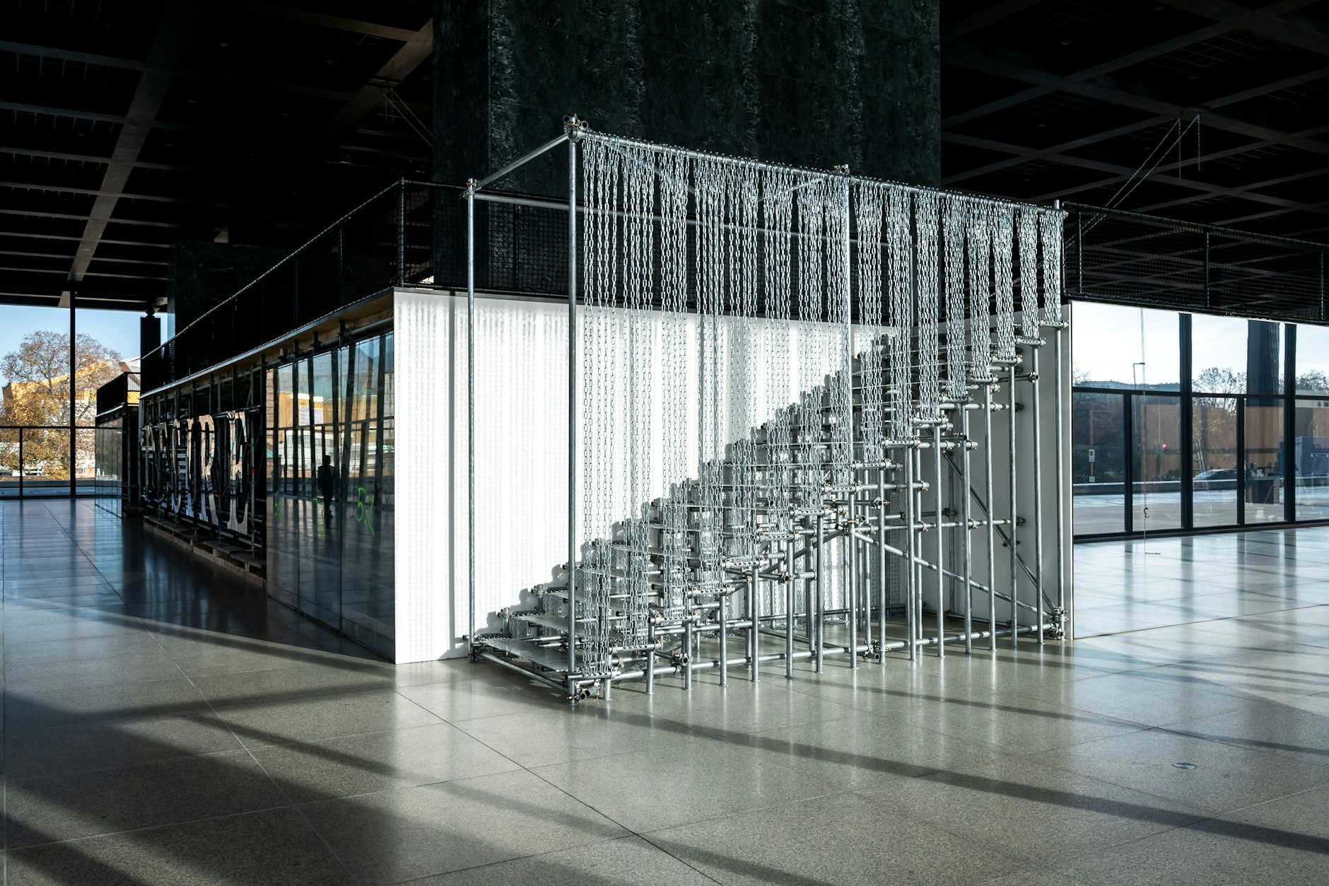 Brachial implantiert ins Mies-Heiligtum: „Scale of Things (to come)“, Bonvicinis Treppenskulptur aus Stahlrohren und Metallketten von 2010. Sie führt hoch zum „Upper Floor“.