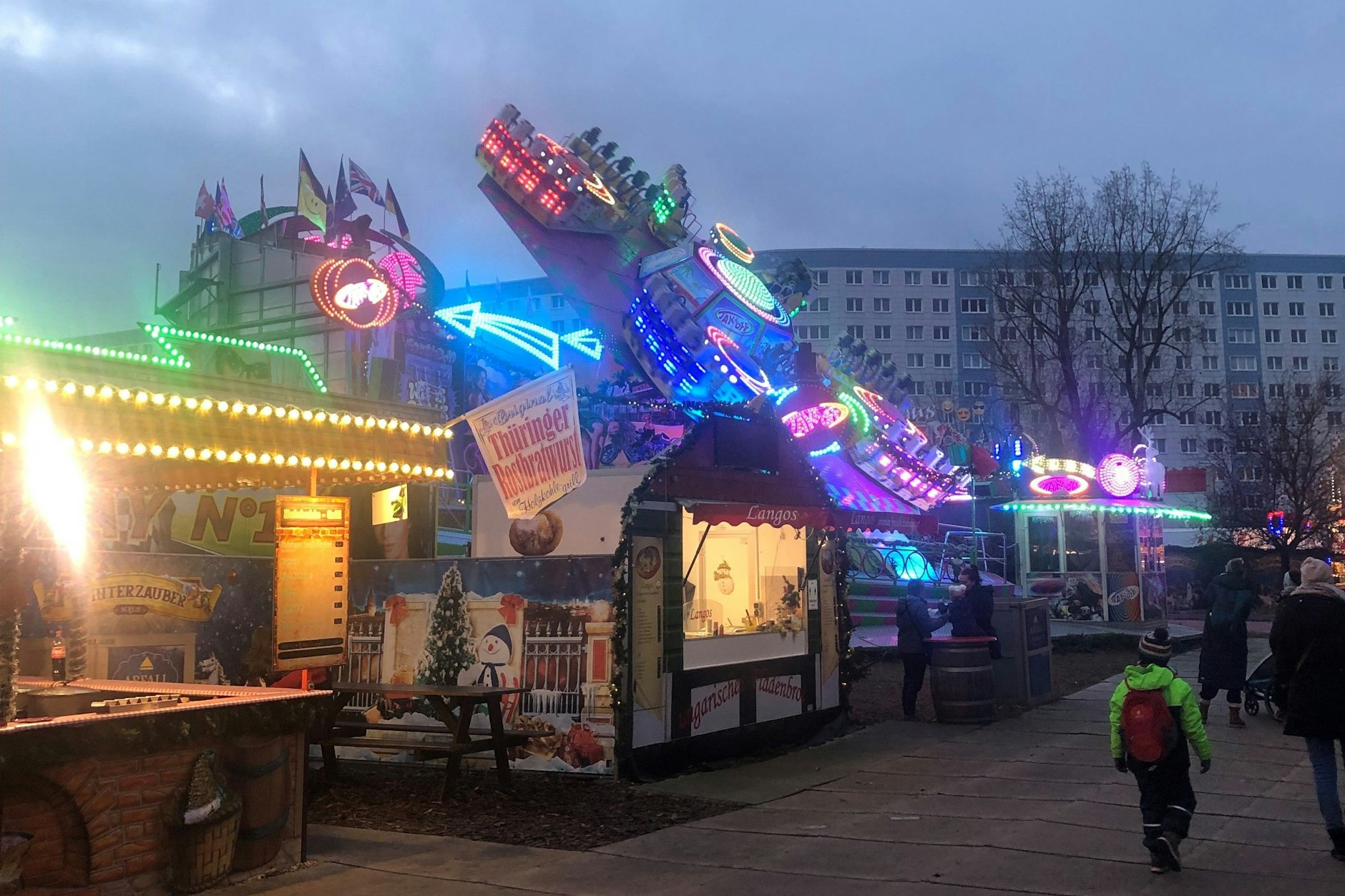 Kreischzentrale: Das Fahrgeschäft „Take Off“ bringt Farbe ins Wohngebiet.&nbsp;