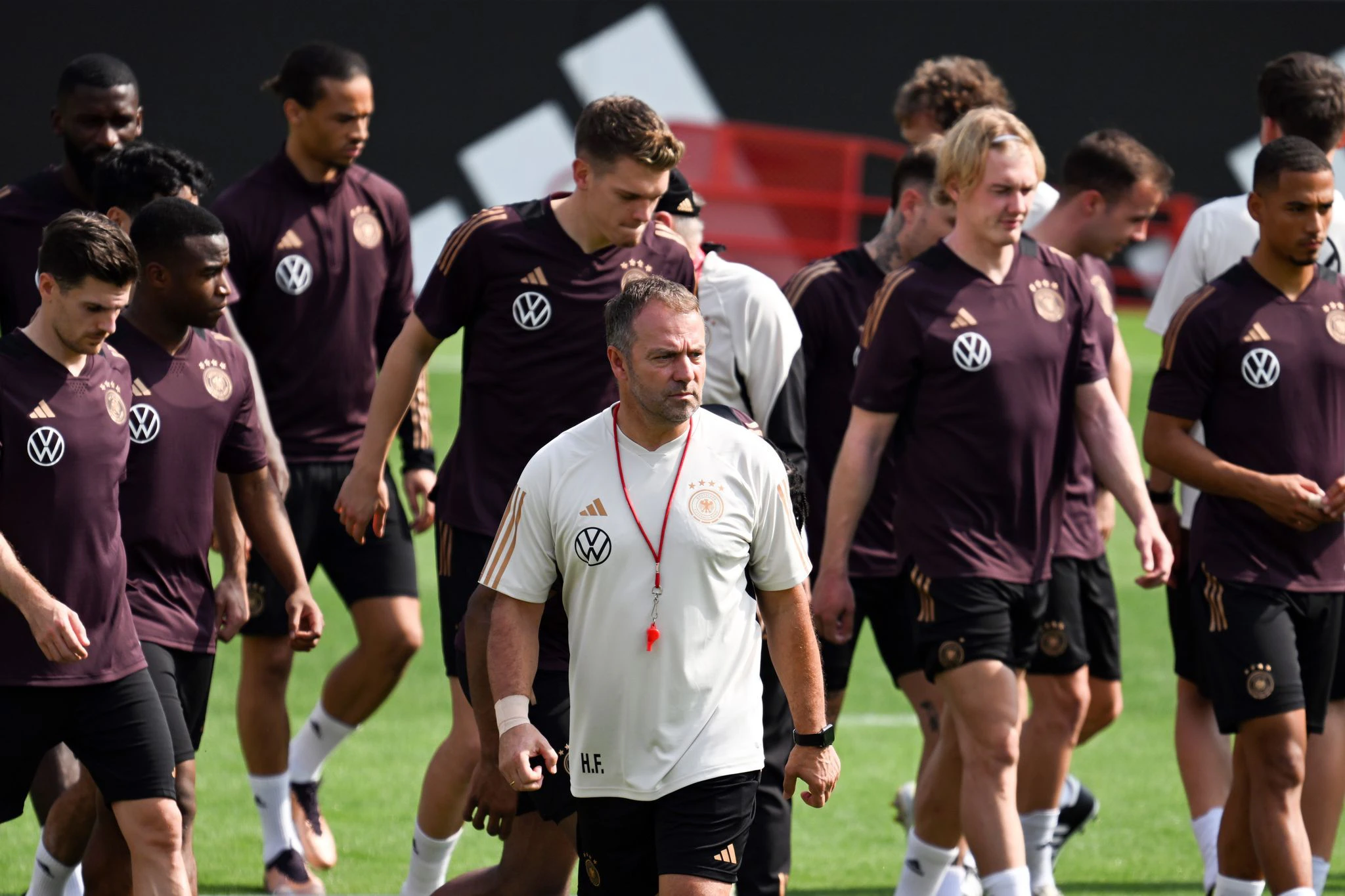 Bundestrainer Hansi Flick (v.) hat gute Gründe, seine Startelf gegen Spanien umzustellen.
