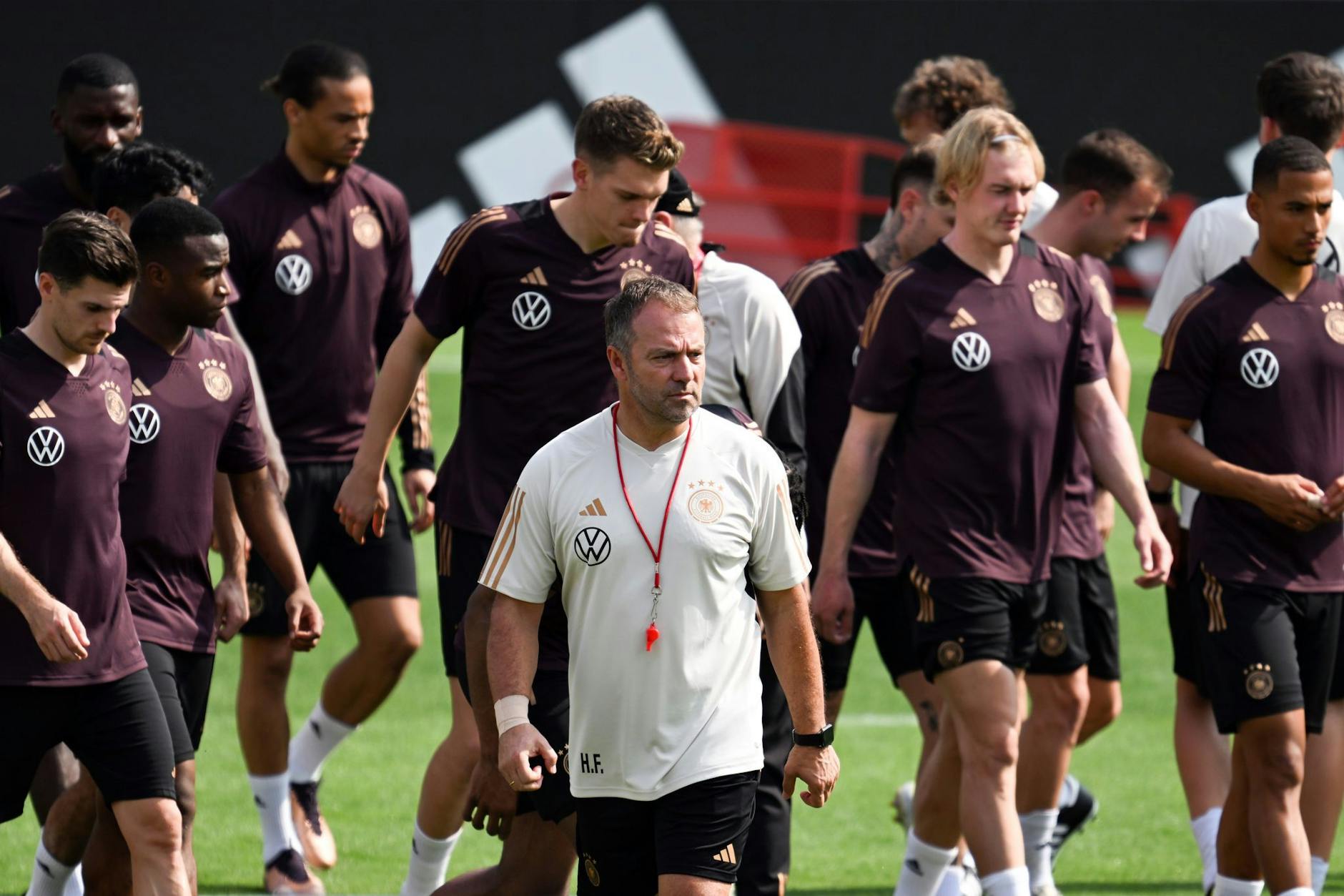 Bundestrainer Hansi Flick (v.) hat gute Gründe, seine Startelf gegen Spanien umzustellen.