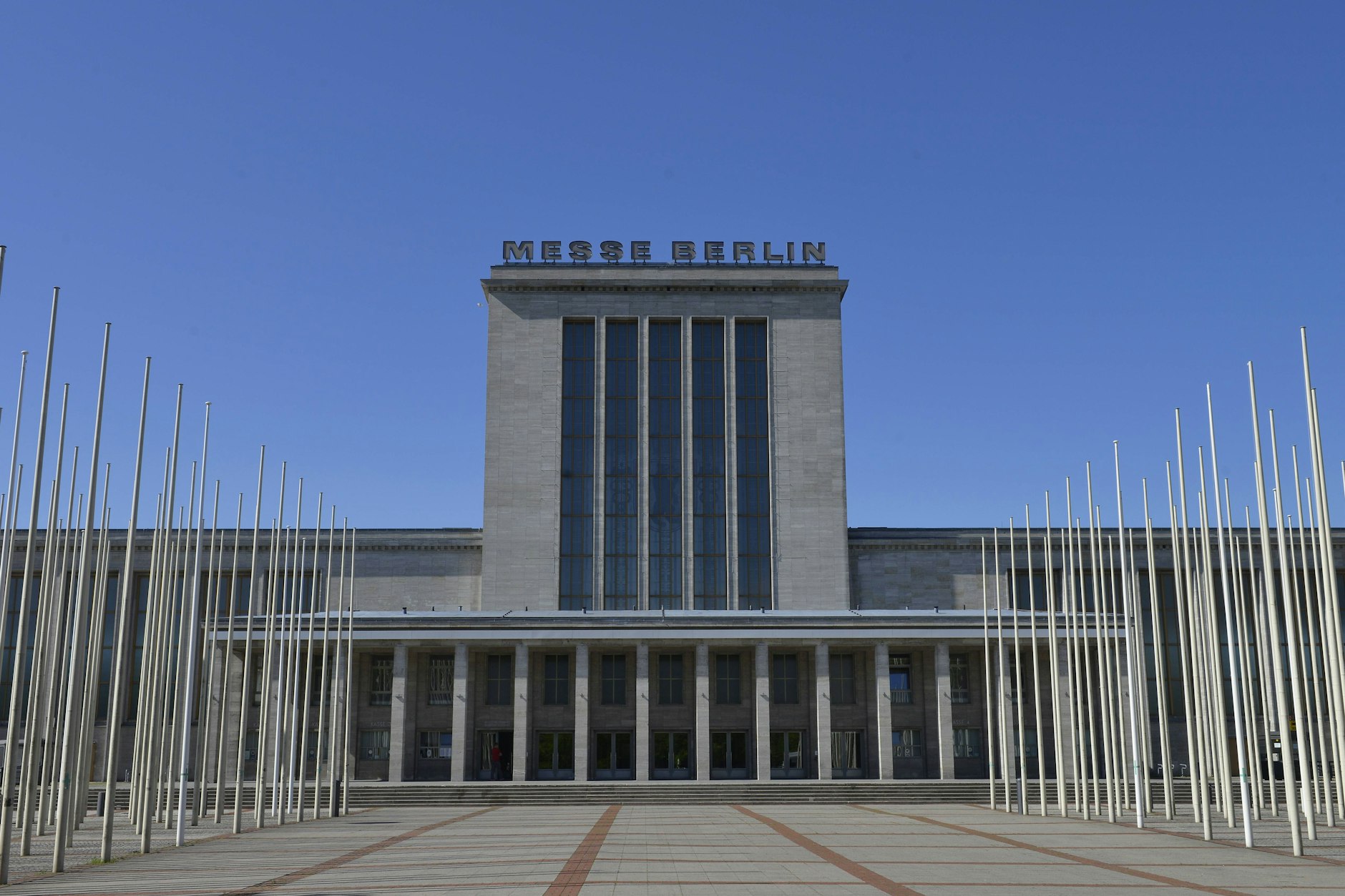 Die Messehallen am Funkturm sollen zur bundesweit viertgrößten Solardachanlage werden.