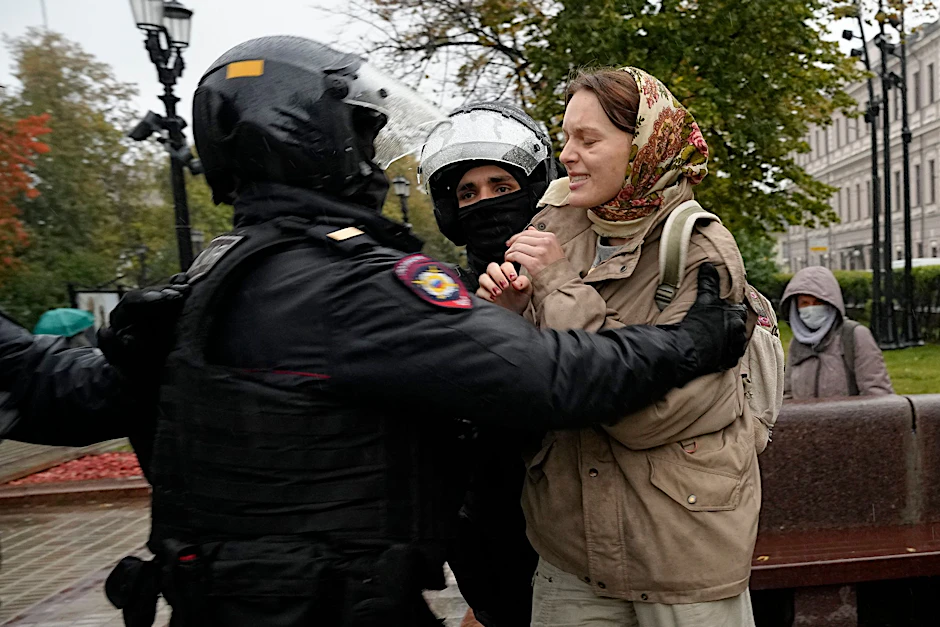 ARCHIV - Polizisten halten während einer Demonstration in Moskau im September eine Frau fest.  