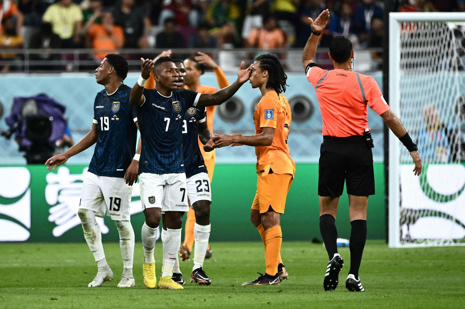 Ecuador-Star Pervis Estupinan (Nr. 7) war nicht gerade begeistert, dass seinem Tor die Anerkennung versagt blieb.