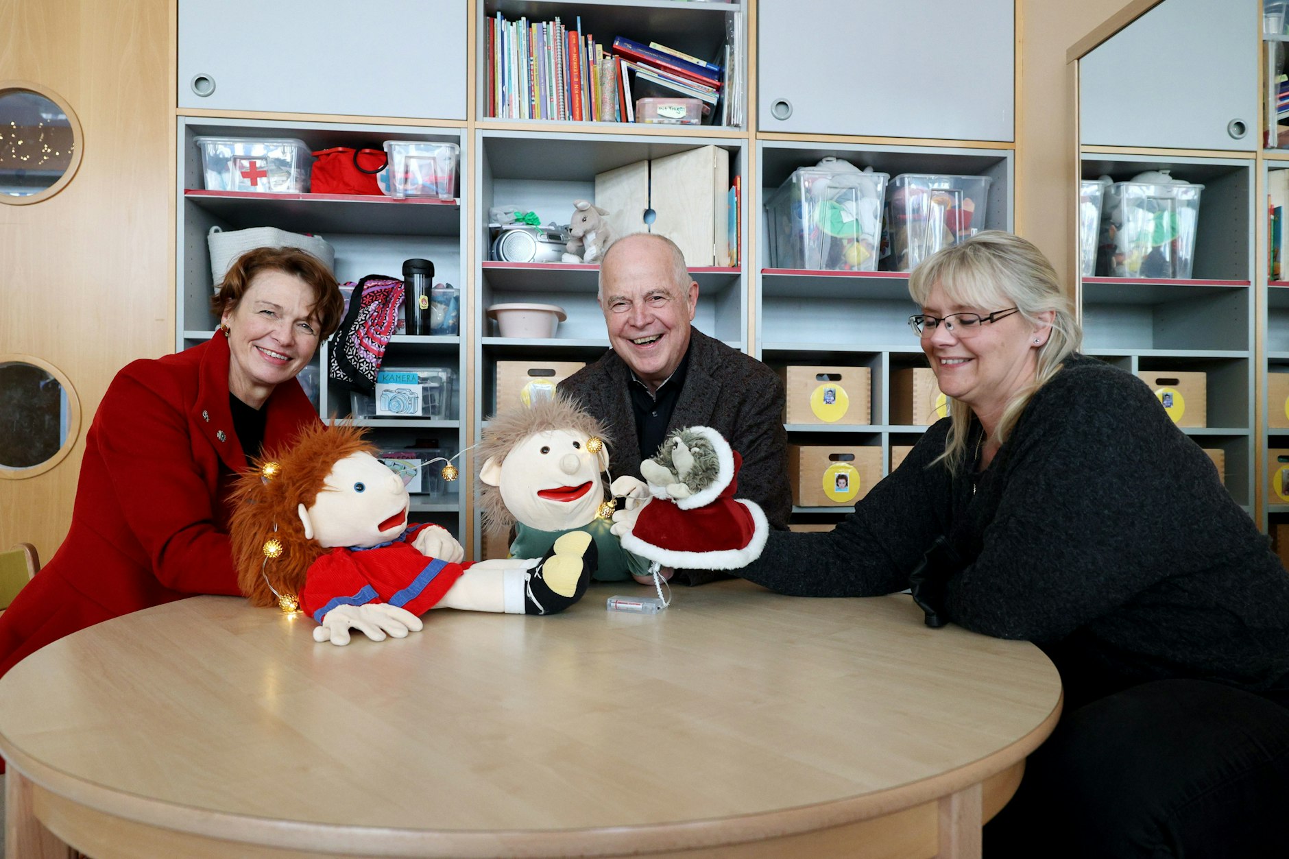 Elke Büdenbender (l.) ist zu Besuch in der Kita, Bräutigam informiert sie gemeinsam mit Kitamitarbeiterin Angela Gosda, wie die Sprachpatenschaft funktioniert.