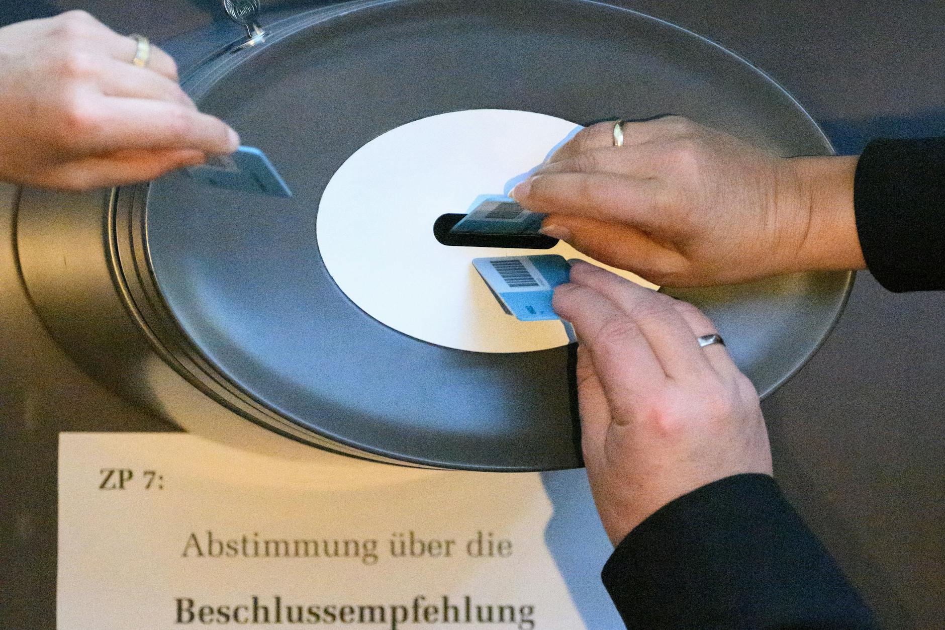 Bundestagsabgeordnete stimmen bei der Plenarsitzung im Deutschen Bundestag über das neue Bürgergeld ab. Hauptthemen der 71. Sitzung der 20. Legislaturperiode sind die Abstimmung über den vom Vermittlungsausschuss beschlossenen Kompromiss zum Bürgergeld und der Abschluss der Haushaltswoche. 