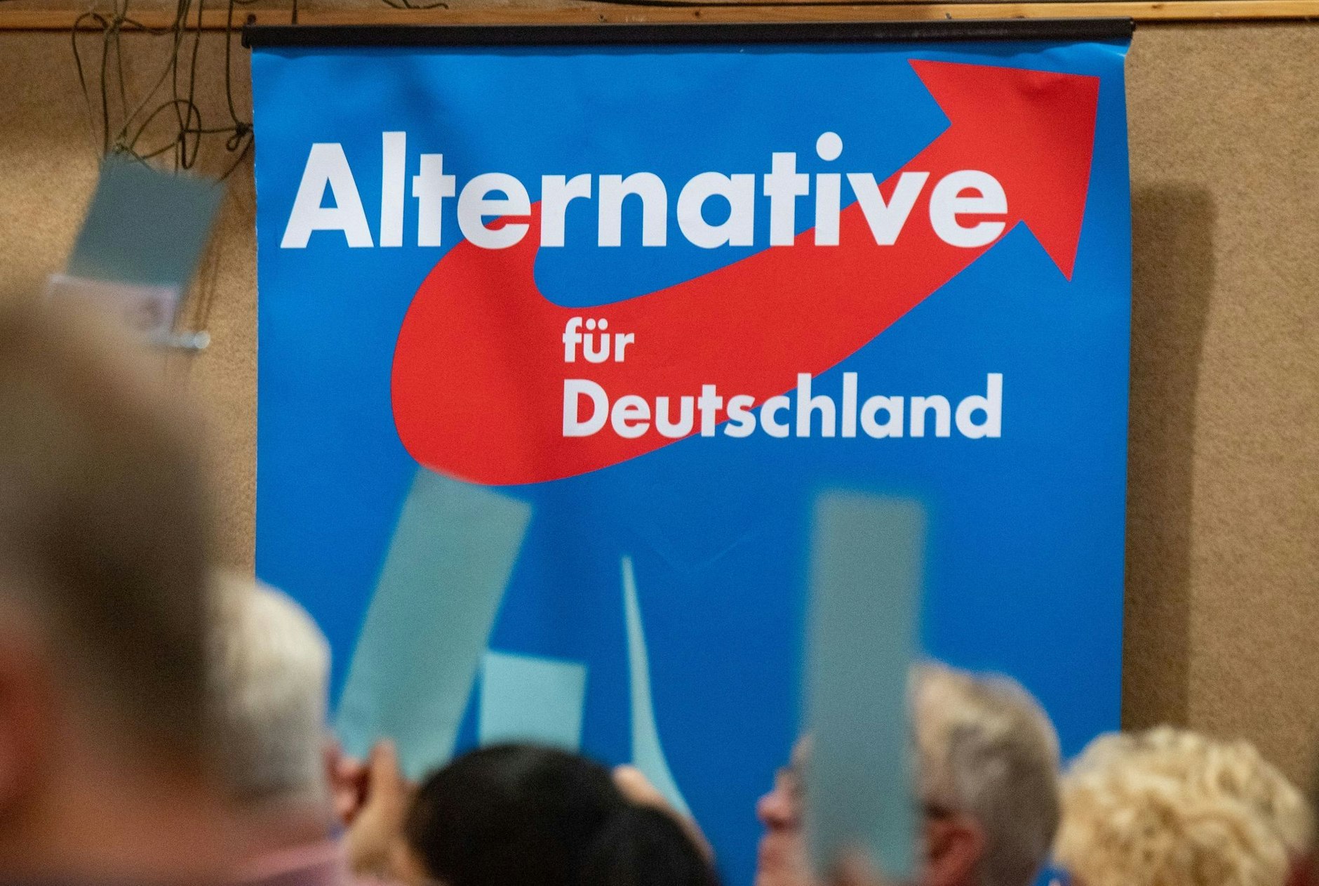 ARCHIV - Auf einem AfD-Parteitag hängt ein Plakat mit dem Schriftzug «Alternative für Deutschland».  