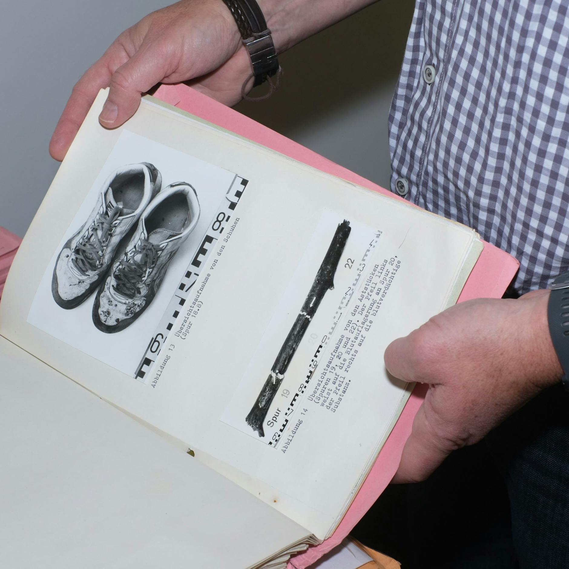 Fotos der Schuhe des Opfers und des Astes, mit dem Uta S. erschlagen wurde.