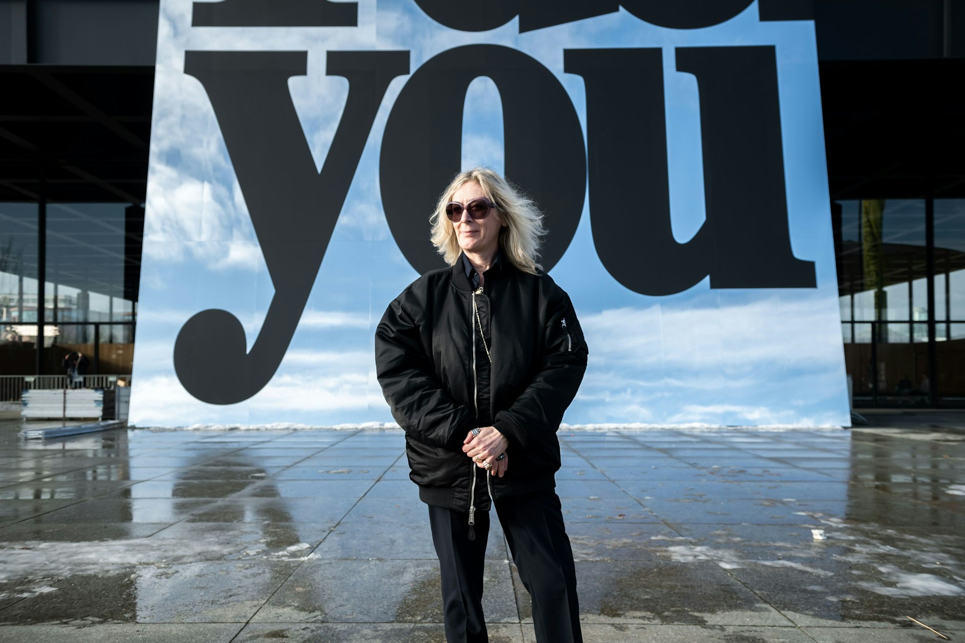 Monica Bonvicini vor ihrer spiegelnden Schriftbarrikade am Eingang zur Neuen Nationalgalerie