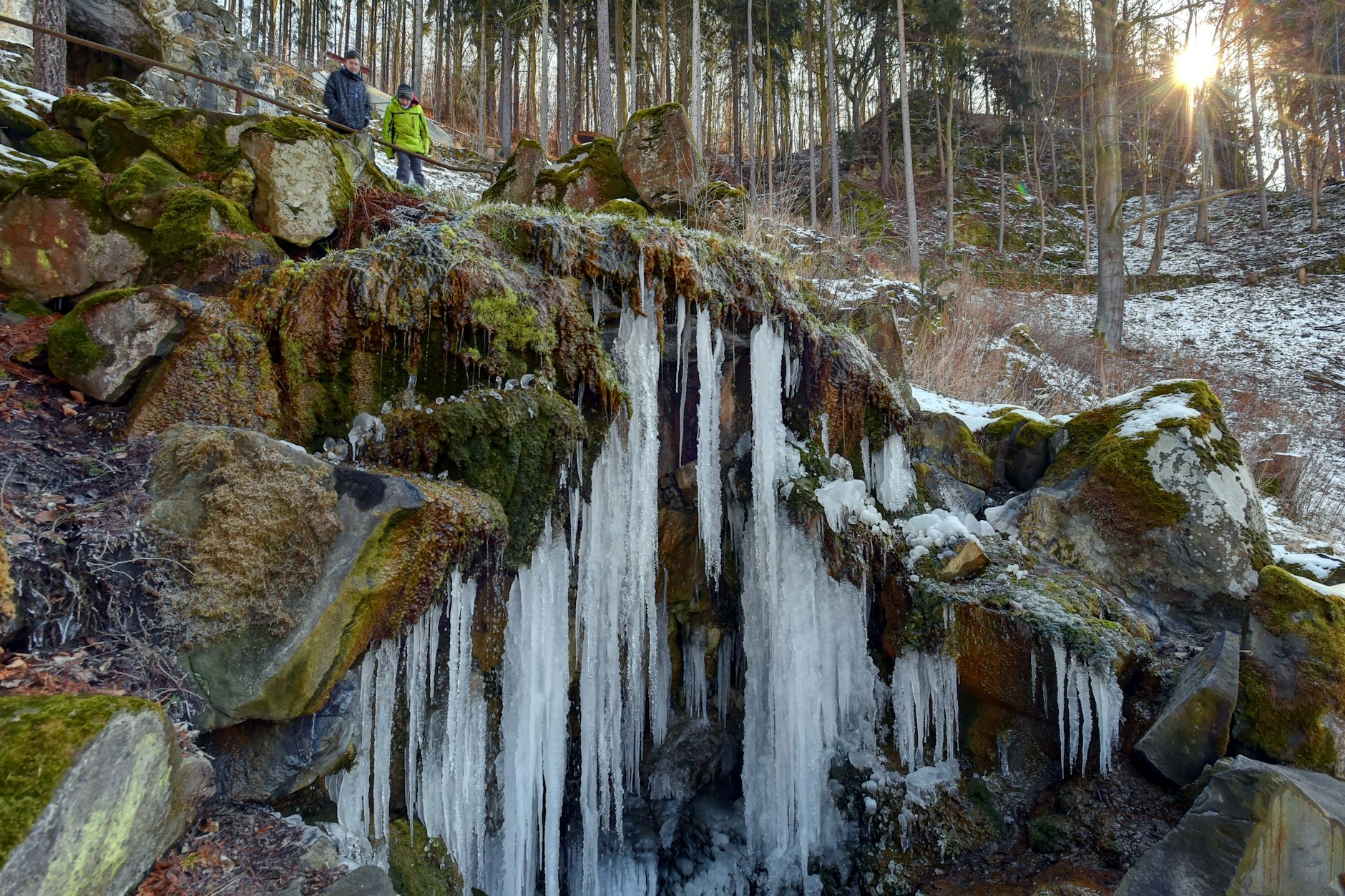 Tschechien, Kyselka: Lange Eiszapfen am Mattoni-Wasserfall bei Karlsbad.