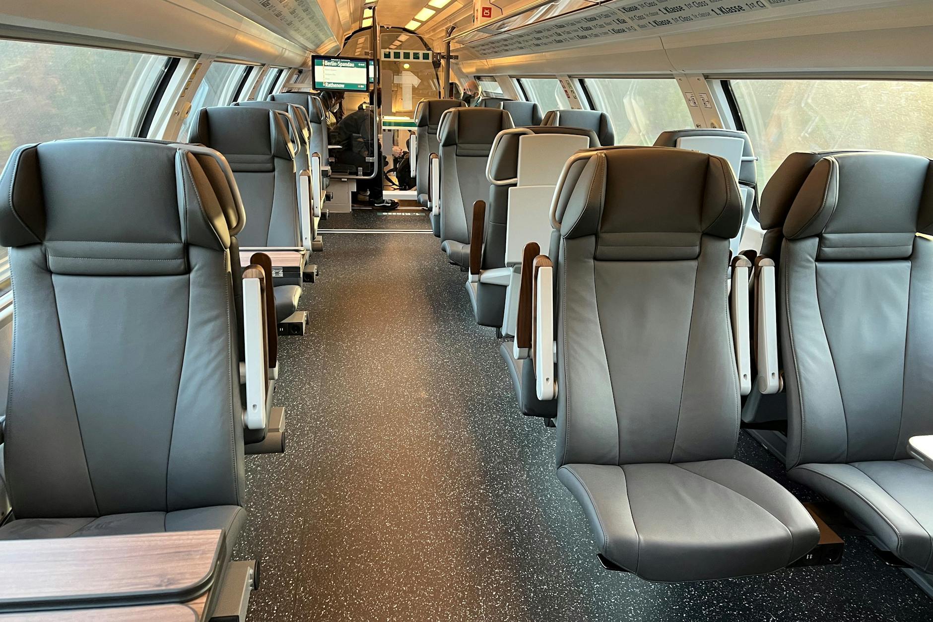 Neue Elektrotriebzüge des Typs Siemens Desiro HC sind vom Fahrplanwechsel an für die ODEG auf der Linie RE1 im Einsatz. Im Oberdeck wurde die erste Wagenklasse untergebracht, mit Ledersitzen, USB-Buchsen und Tischen.