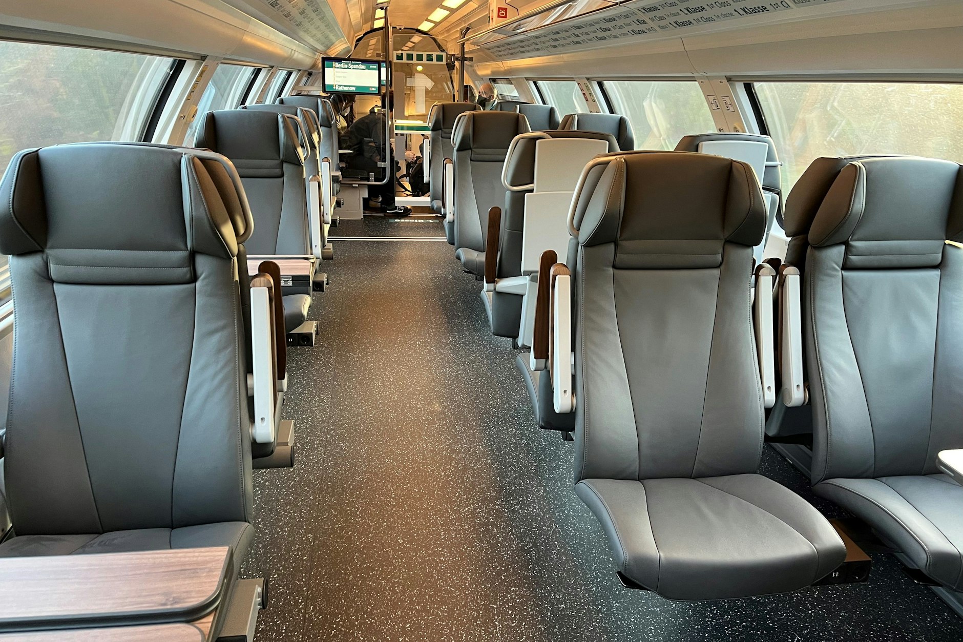 Neue Elektrotriebzüge des Typs Siemens Desiro HC sind vom Fahrplanwechsel an für die ODEG auf der Linie RE1 im Einsatz. Im Oberdeck wurde die erste Wagenklasse untergebracht, mit Ledersitzen, USB-Buchsen und Tischen.