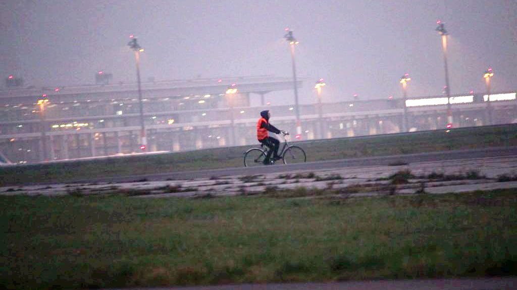 Einer der Klimakleber nutzt die Rollbahn als Radelstrecke.