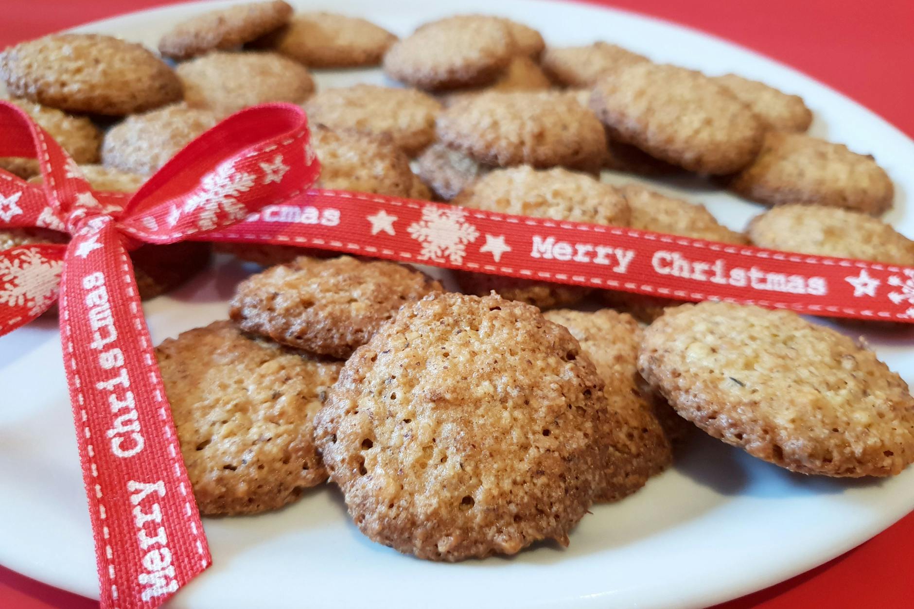 Die leckeren Haselnuss-Plätzchen sind mit diesem Rezept einfach und schnell gemacht und schmecken so himmlisch.