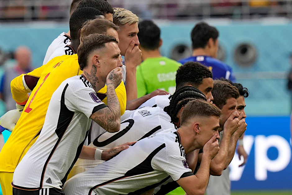 Die deutschen Spieler halten sich beim Teamfoto vor dem Spiel die Hände vor den Mund.  